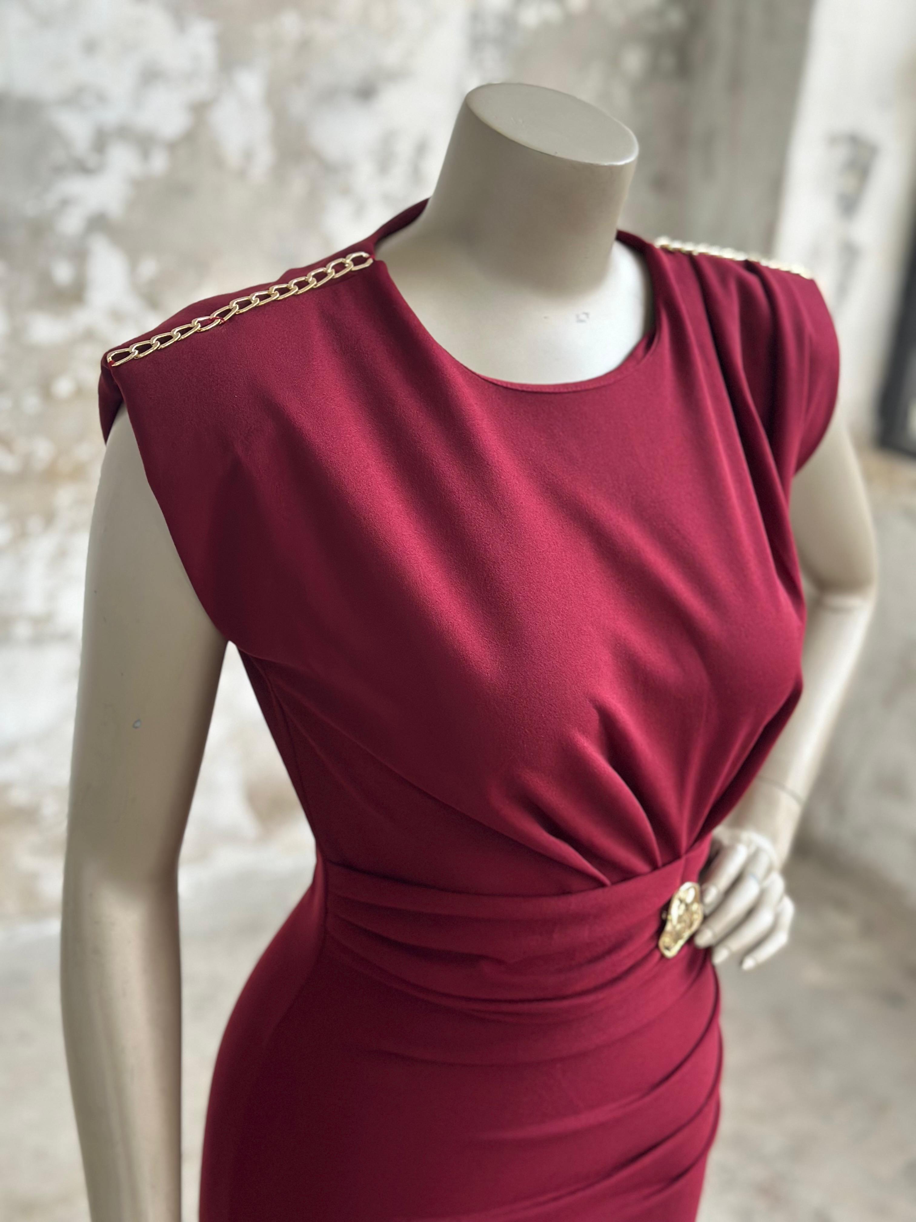 Vatkalı Zincir Detaylı Broşlu Elbise (Bordo)