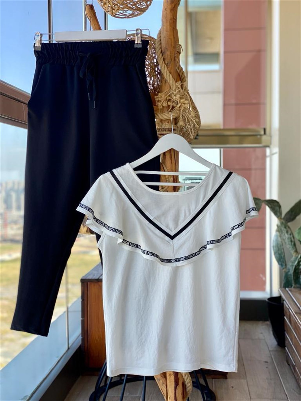 Volan Detaylı Sırtı V Yaka Tshirt  (EKRU)