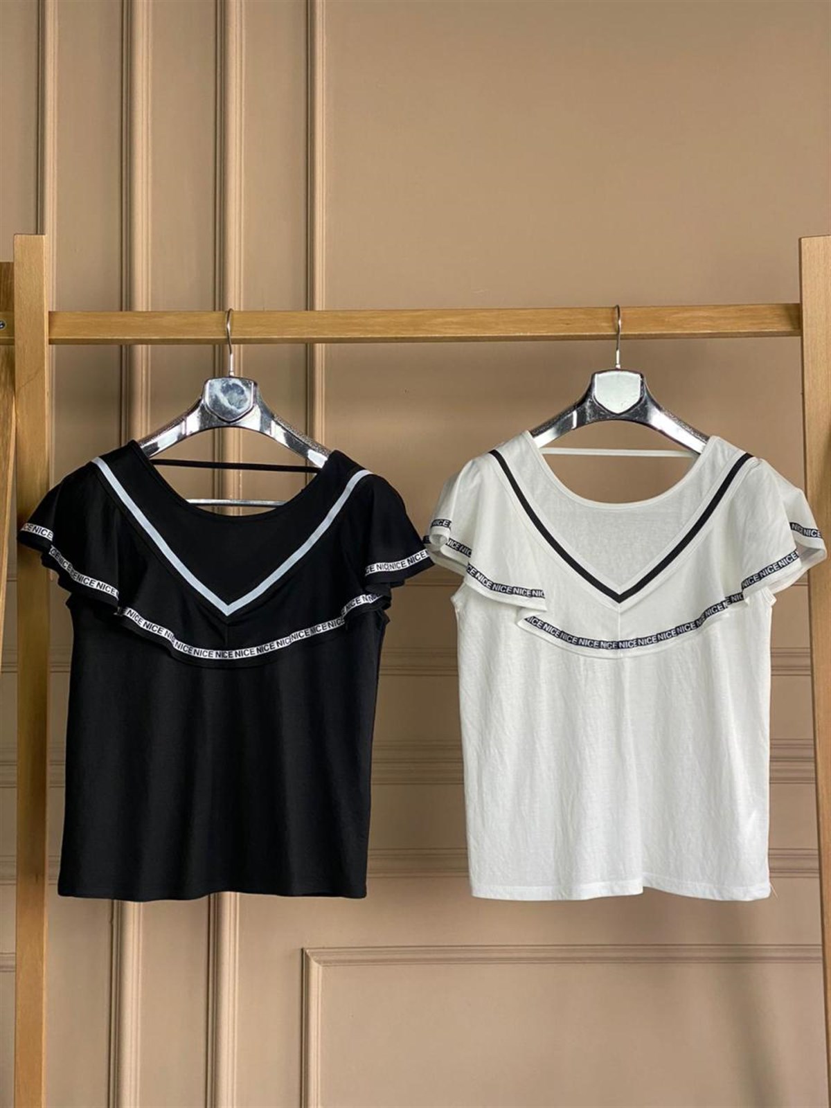 Volan Detaylı Sırtı V Yaka Tshirt  (SİYAH)