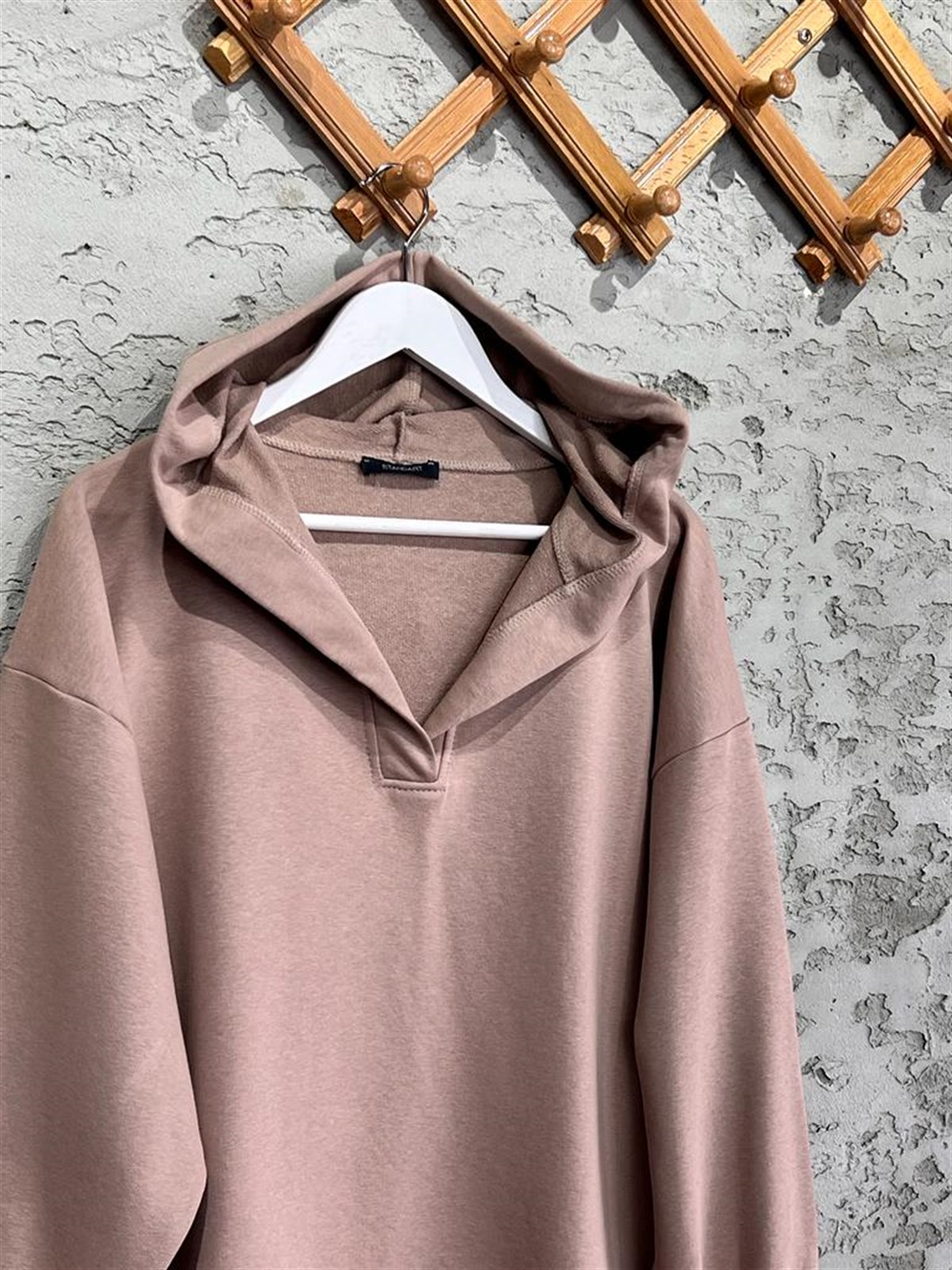 Yaka Detaylı Kapüşonlu Sweat (Bej)