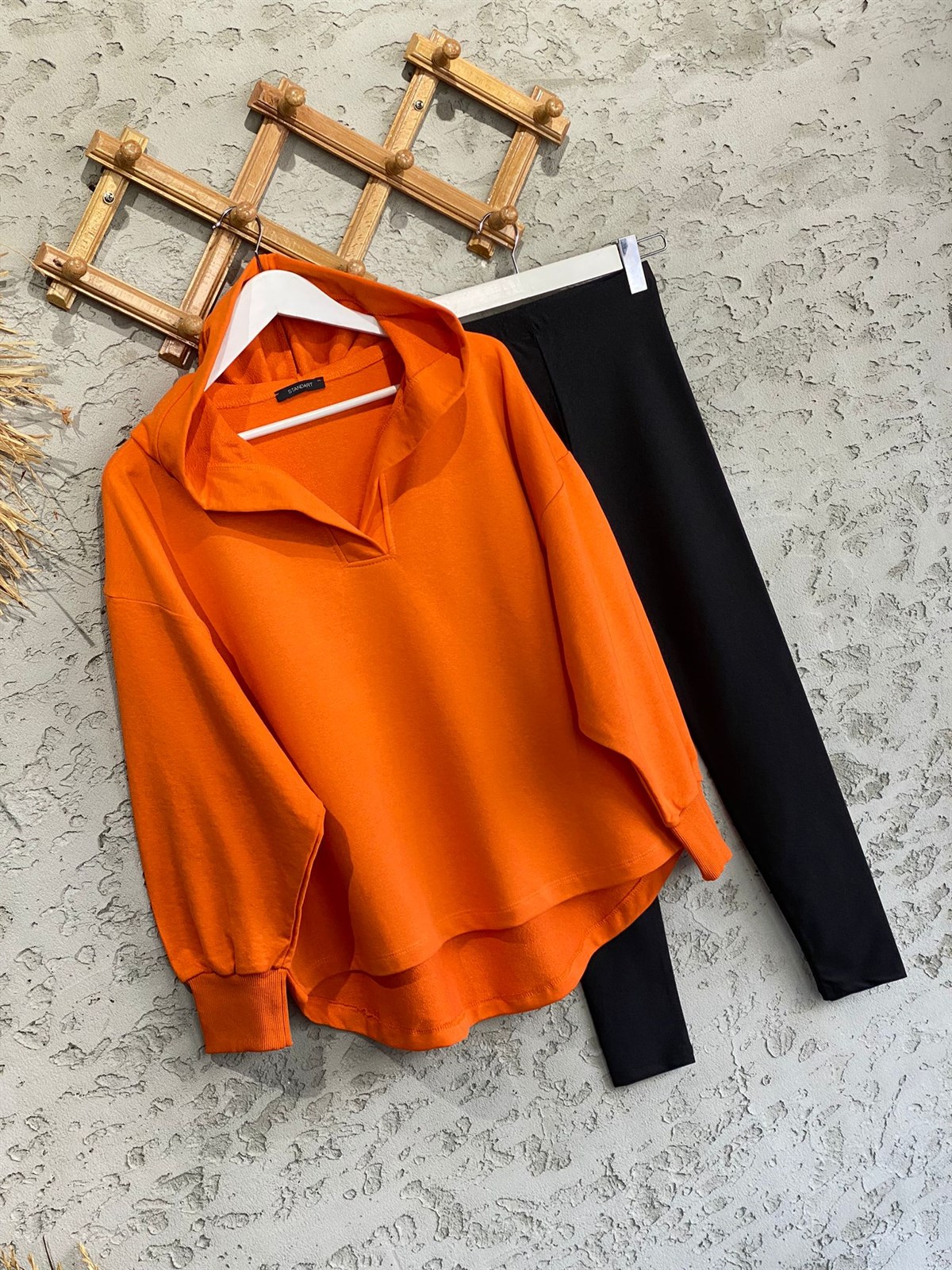 Yaka Detaylı Kapüşonlu Sweat (Oranj)