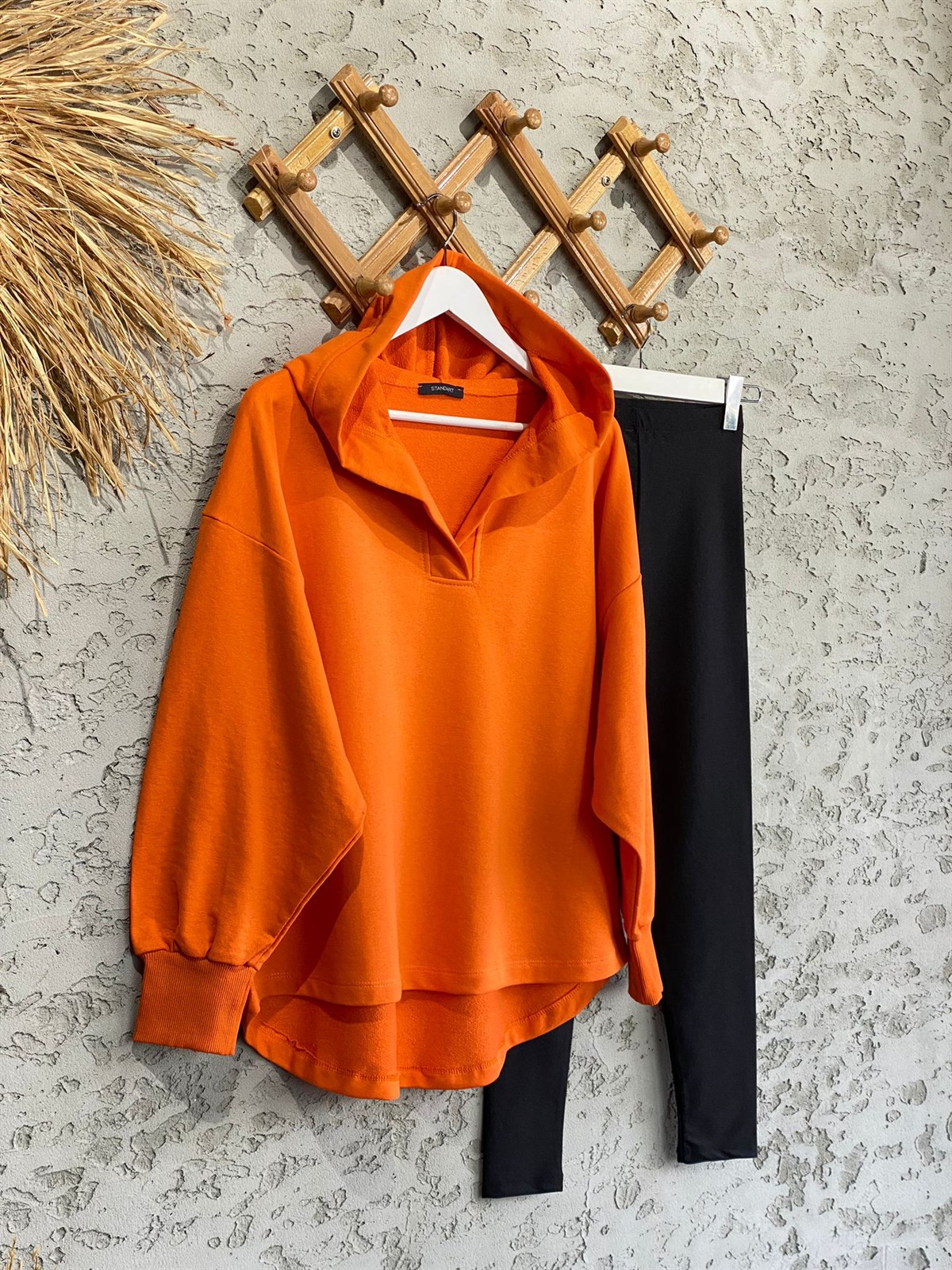 Yaka Detaylı Kapüşonlu Sweat (Oranj)