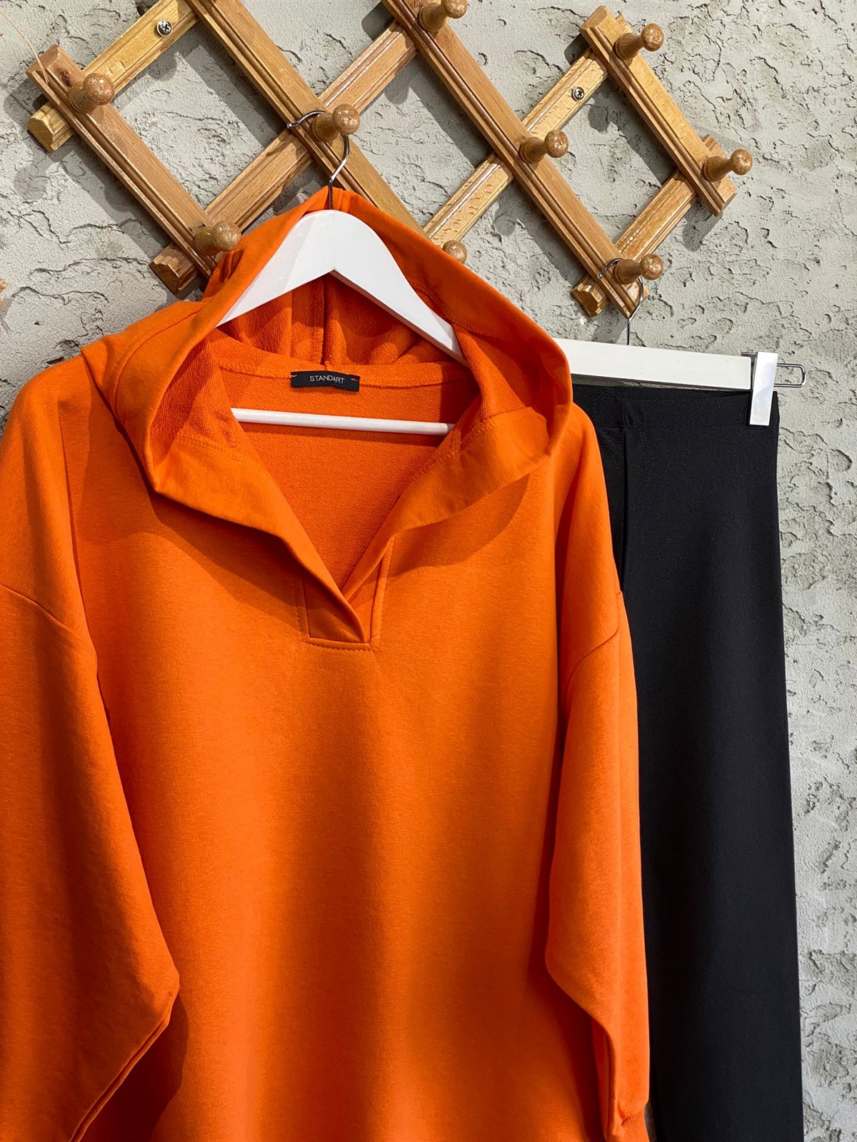 Yaka Detaylı Kapüşonlu Sweat (Oranj)