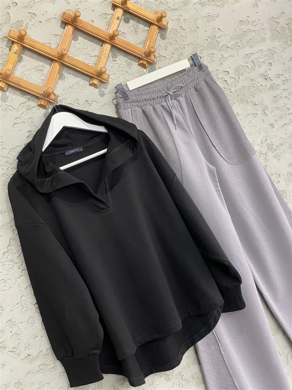 Yaka Detaylı Kapüşonlu Sweat (Siyah)
