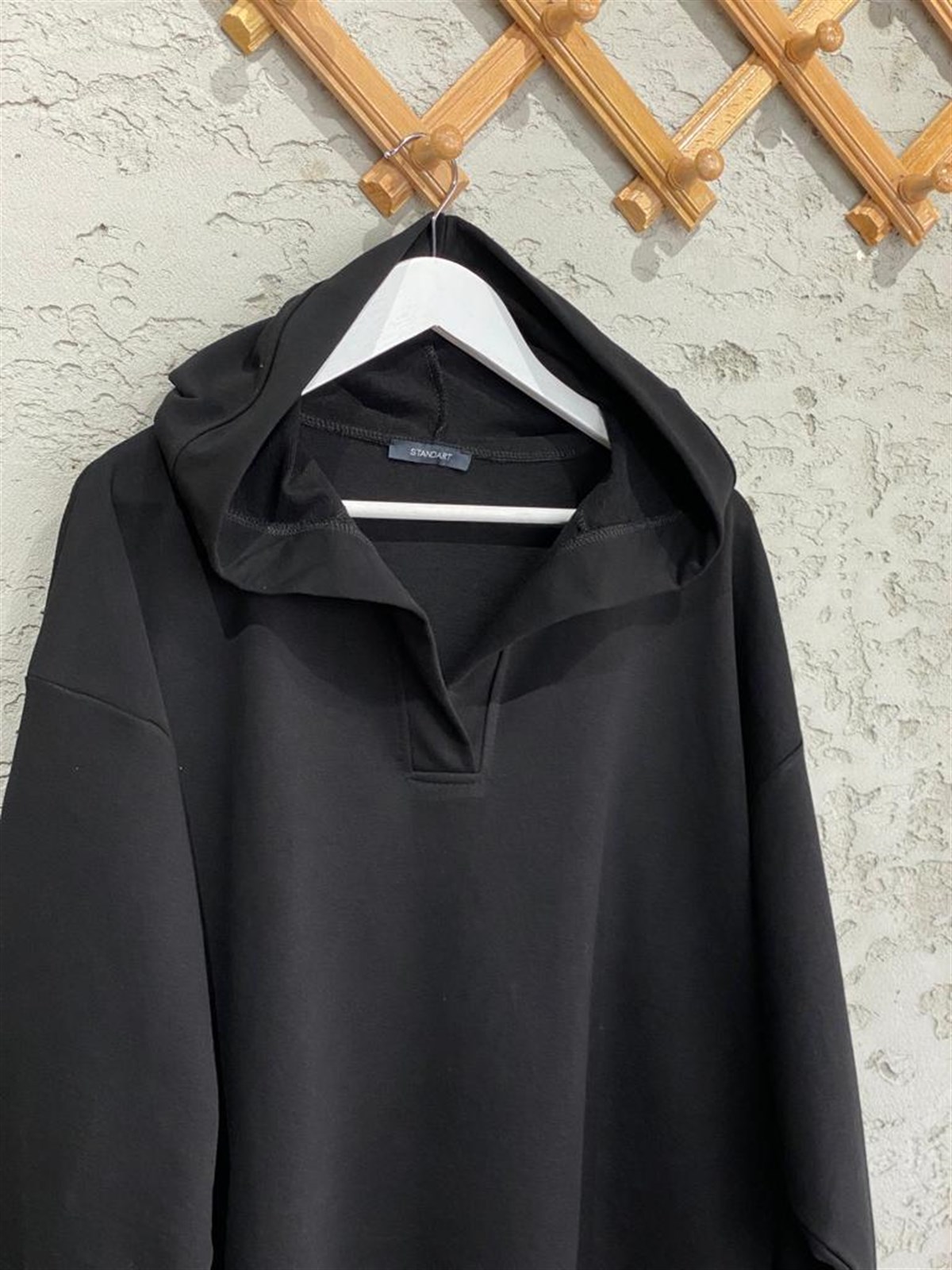 Yaka Detaylı Kapüşonlu Sweat (Siyah)