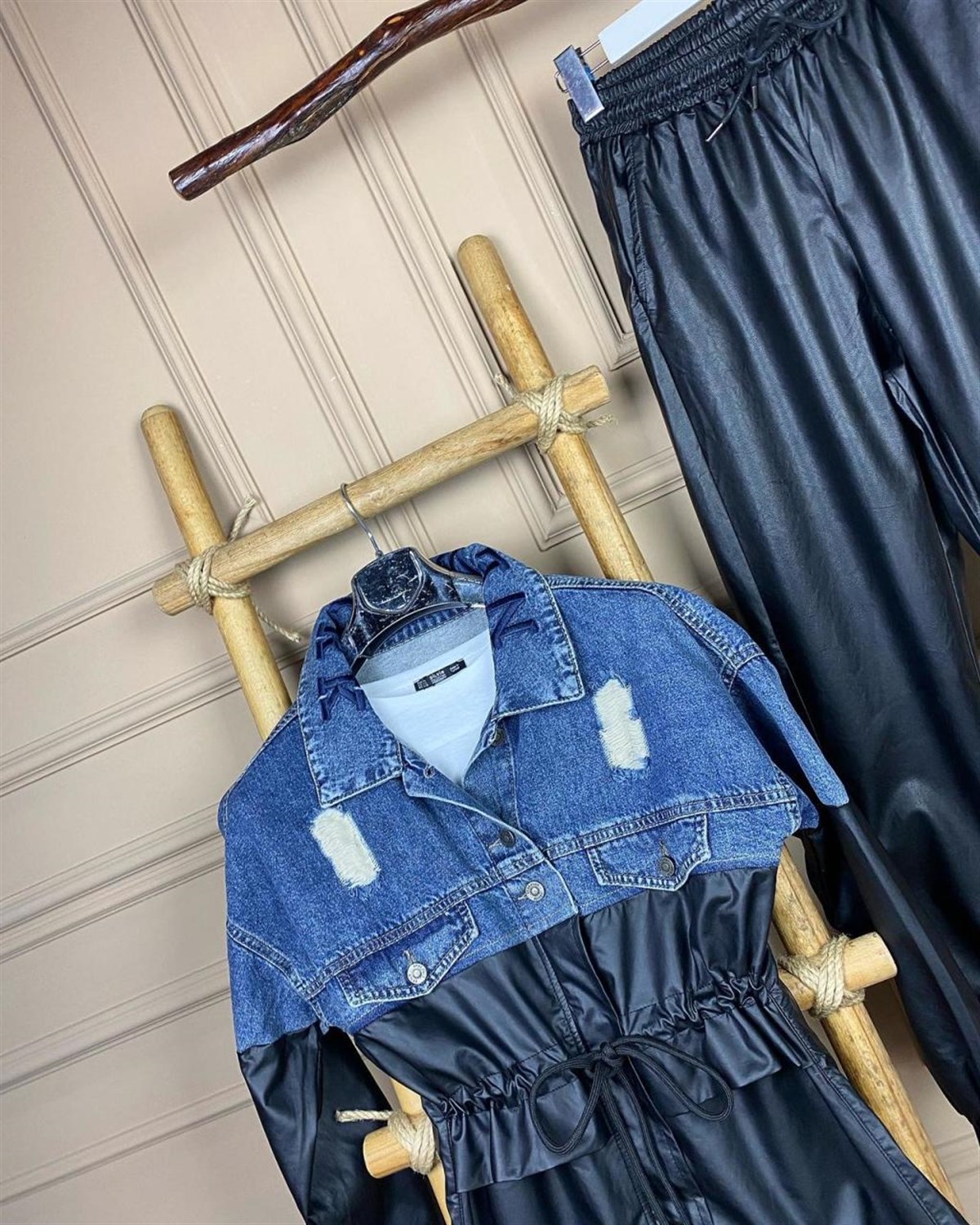 Yakaları Nakışlı Yumuşak Deri Detaylı Beli Büzgülü Kot Ceket