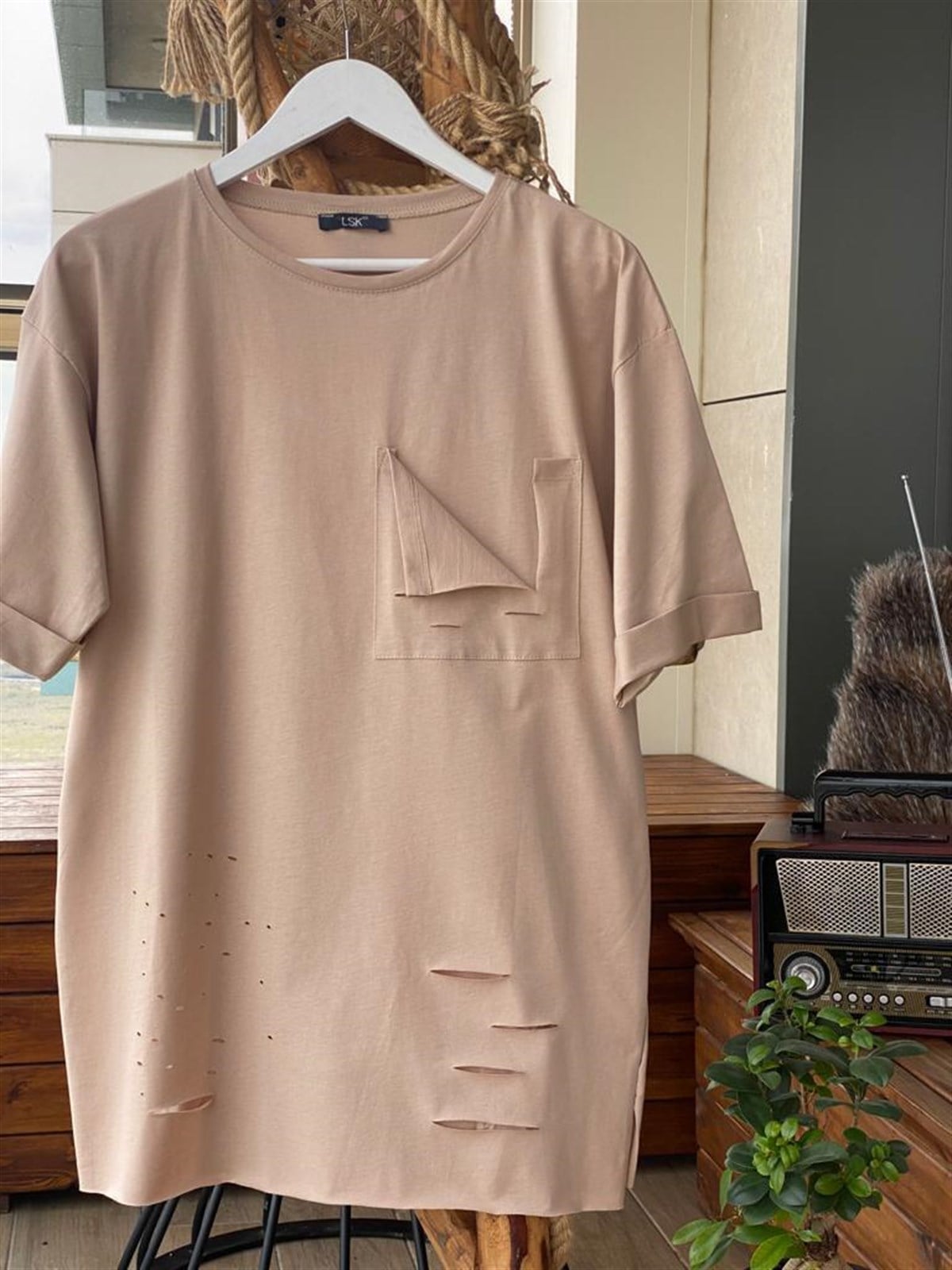 Yakası Yırtık Cep Detaylı Tshirt (BEJ)