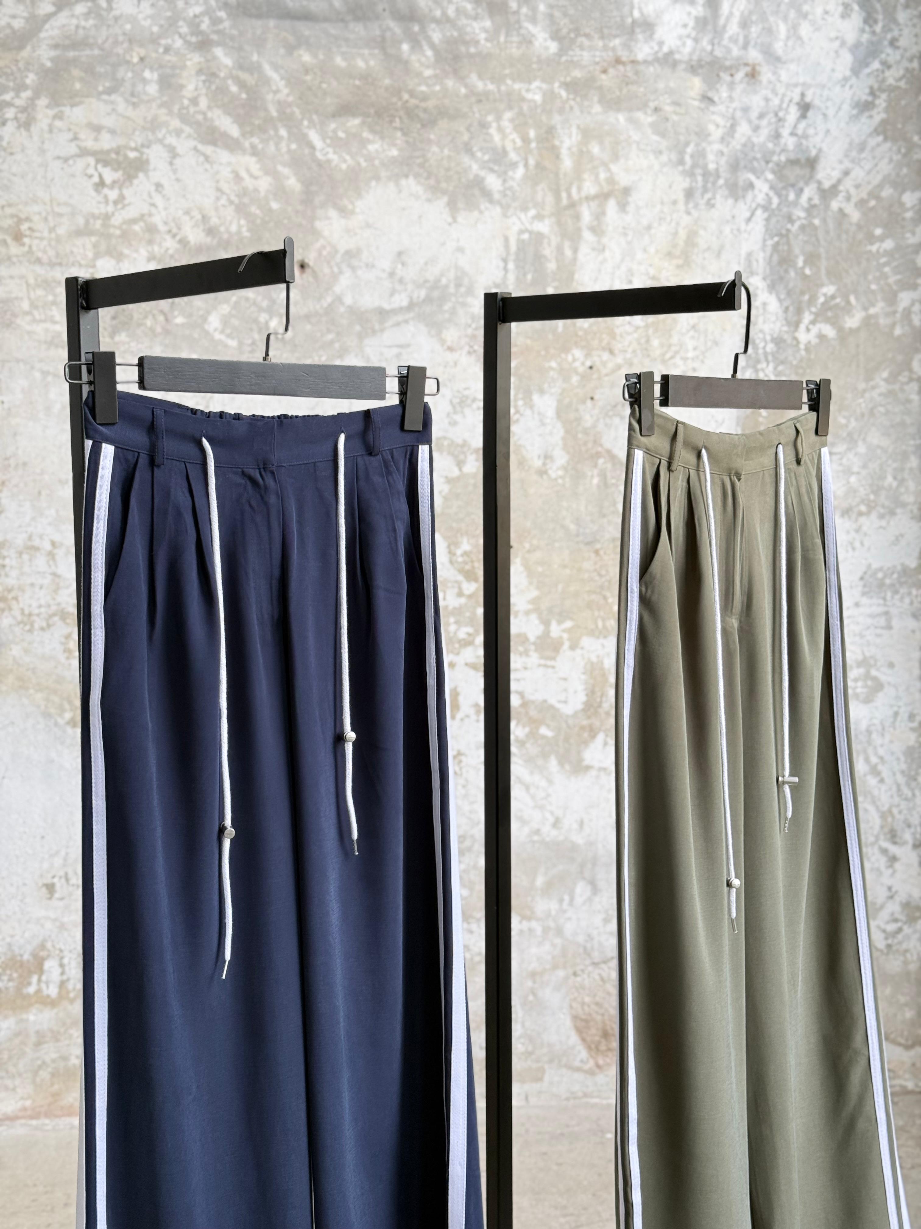 Yanı Şerit Detaylı Ayarlanabilir Bağcıklı Bol Pantolon (Lacivert)