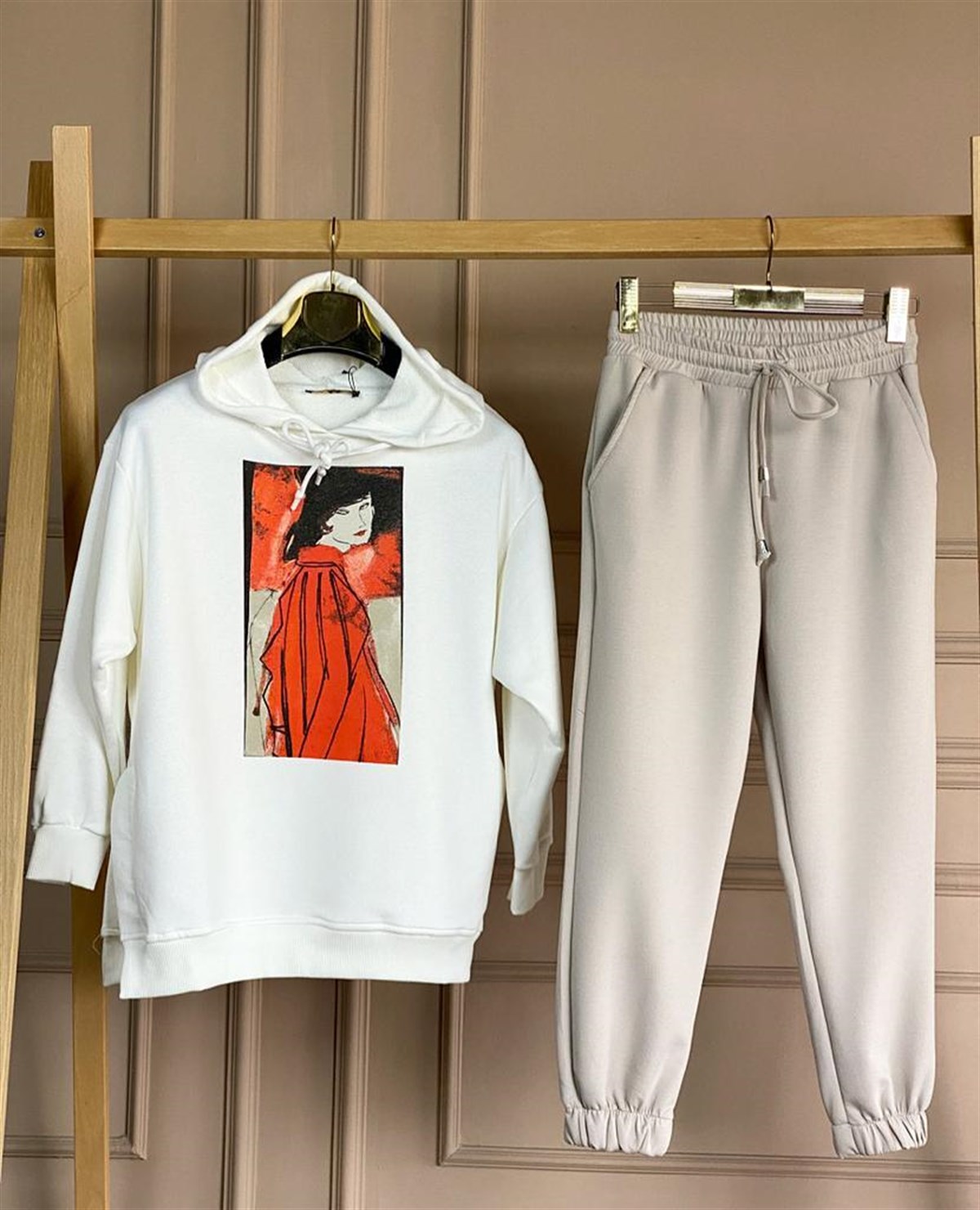 Yanları Mini Yırtmaçlı Kadın Figürlü Sweat