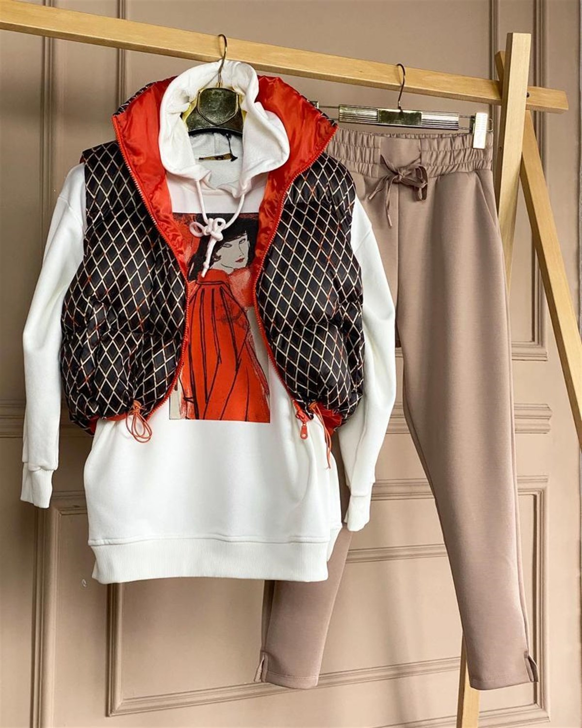 Yanları Mini Yırtmaçlı Kadın Figürlü Sweat