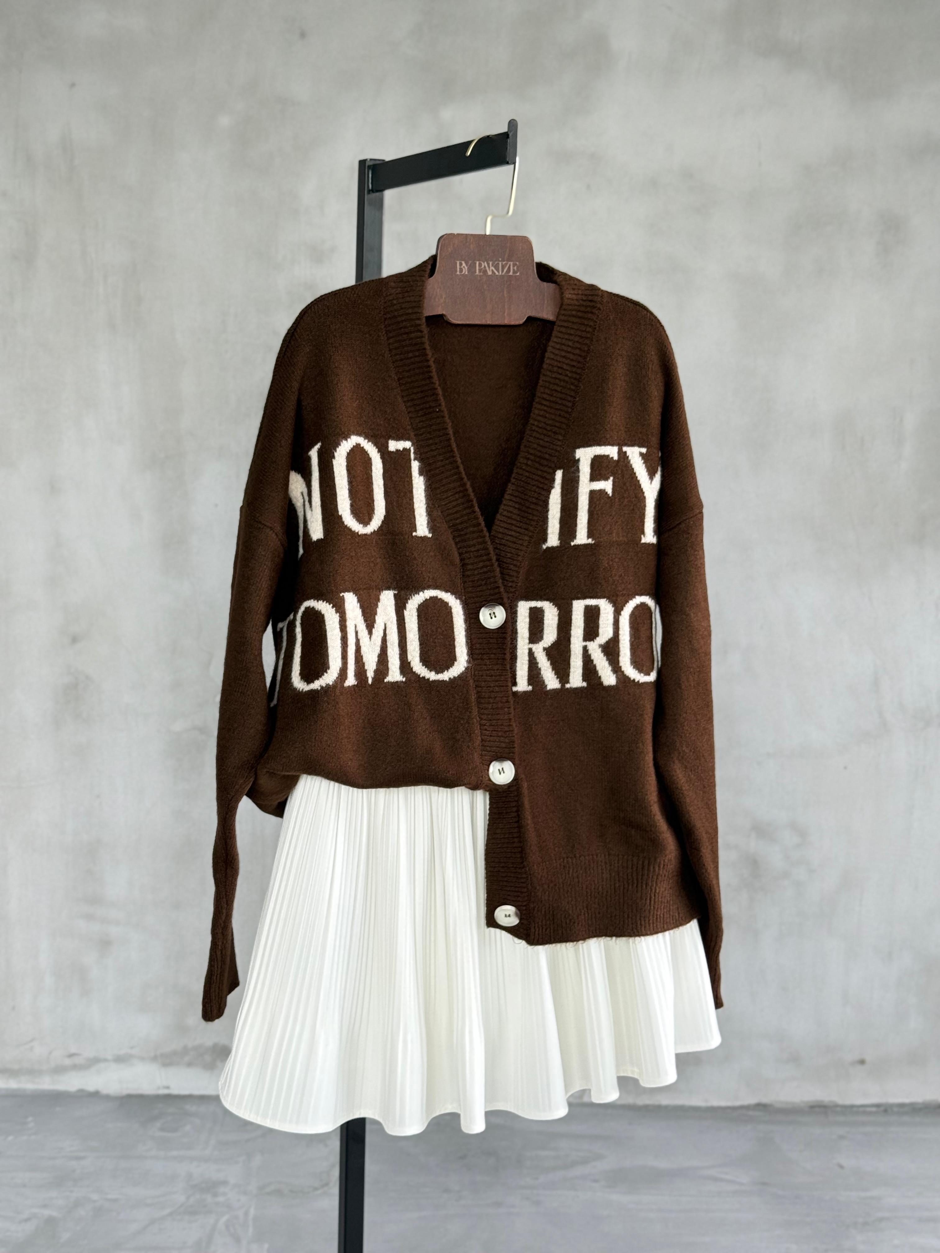 Yazı Desenli Düğmeli Oversize Triko Hırka (Kahve)