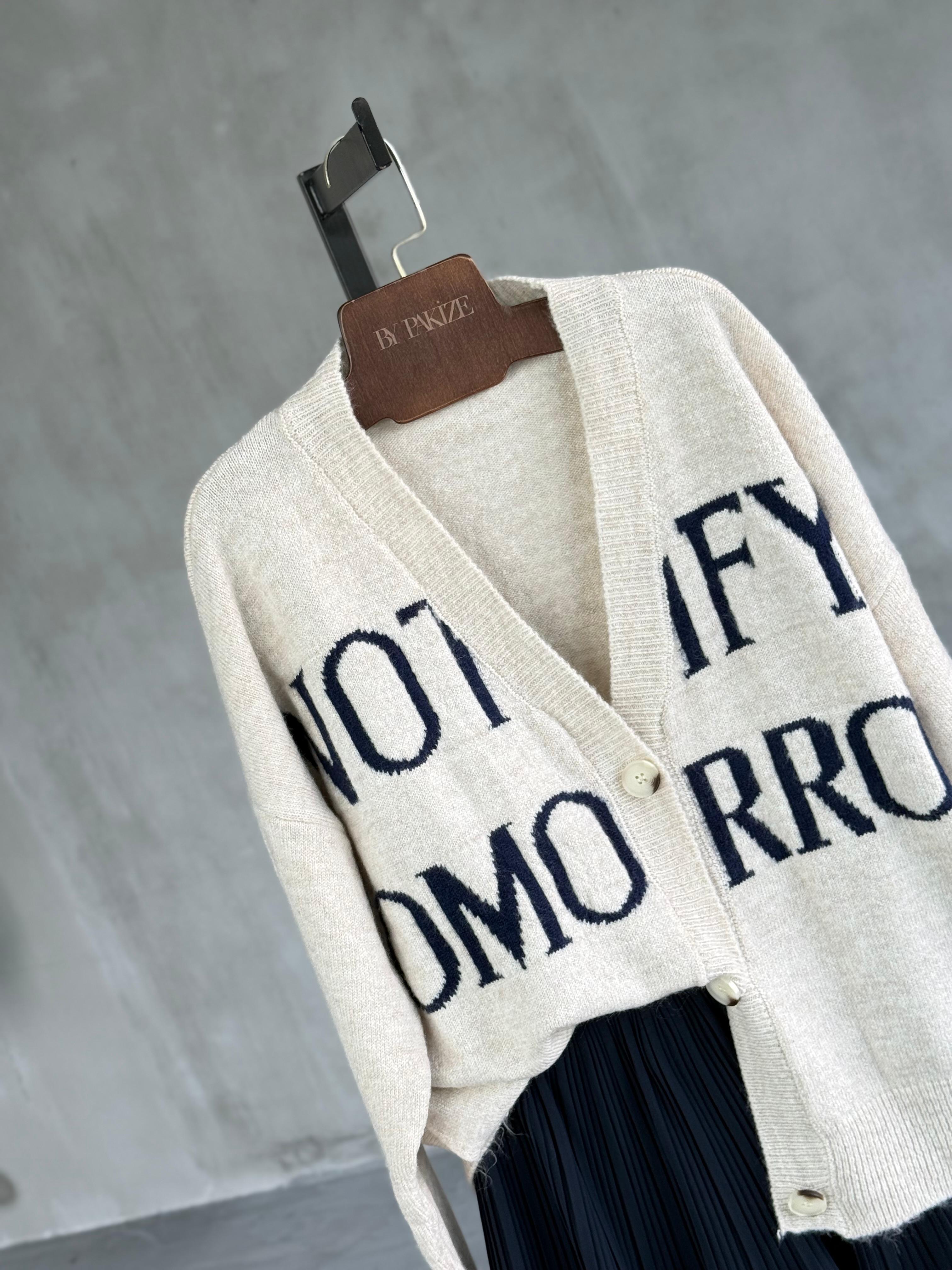 Yazı Desenli Düğmeli Oversize Triko Hırka (Taş)