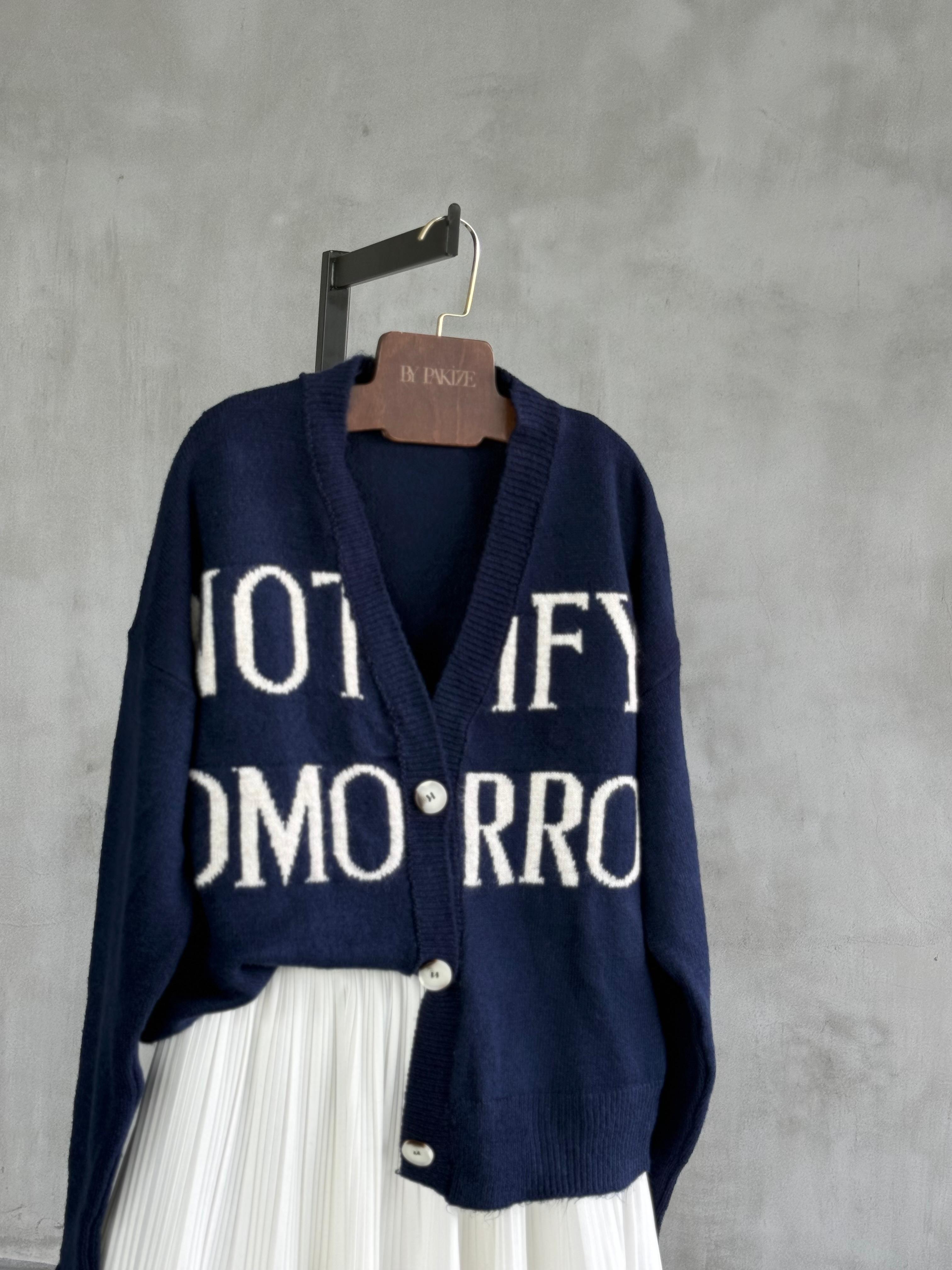 Yazı Desenli Düğmeli Oversize Triko Hırka (Lacivert)