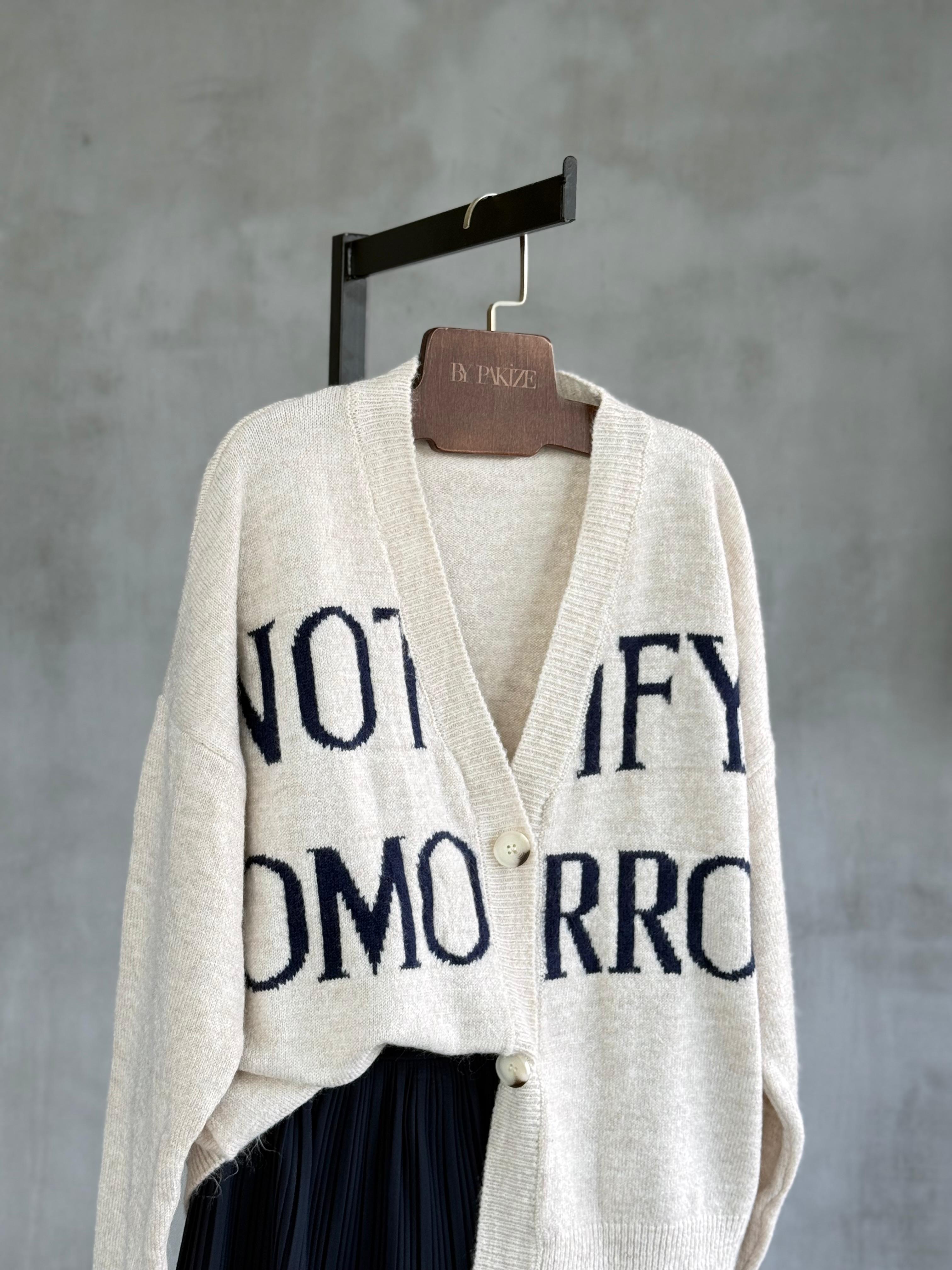 Yazı Desenli Düğmeli Oversize Triko Hırka (Taş)