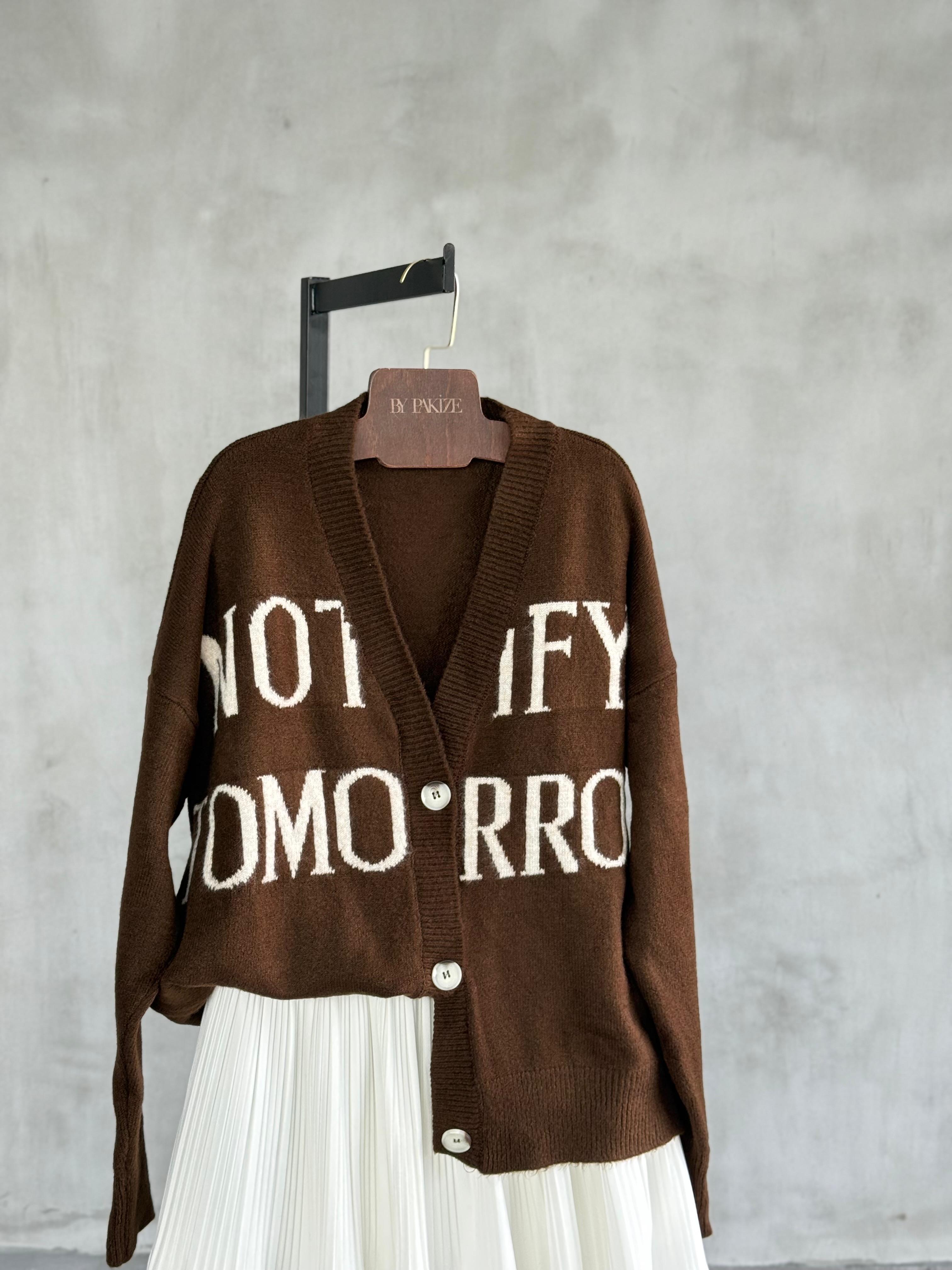 Yazı Desenli Düğmeli Oversize Triko Hırka (Kahve)