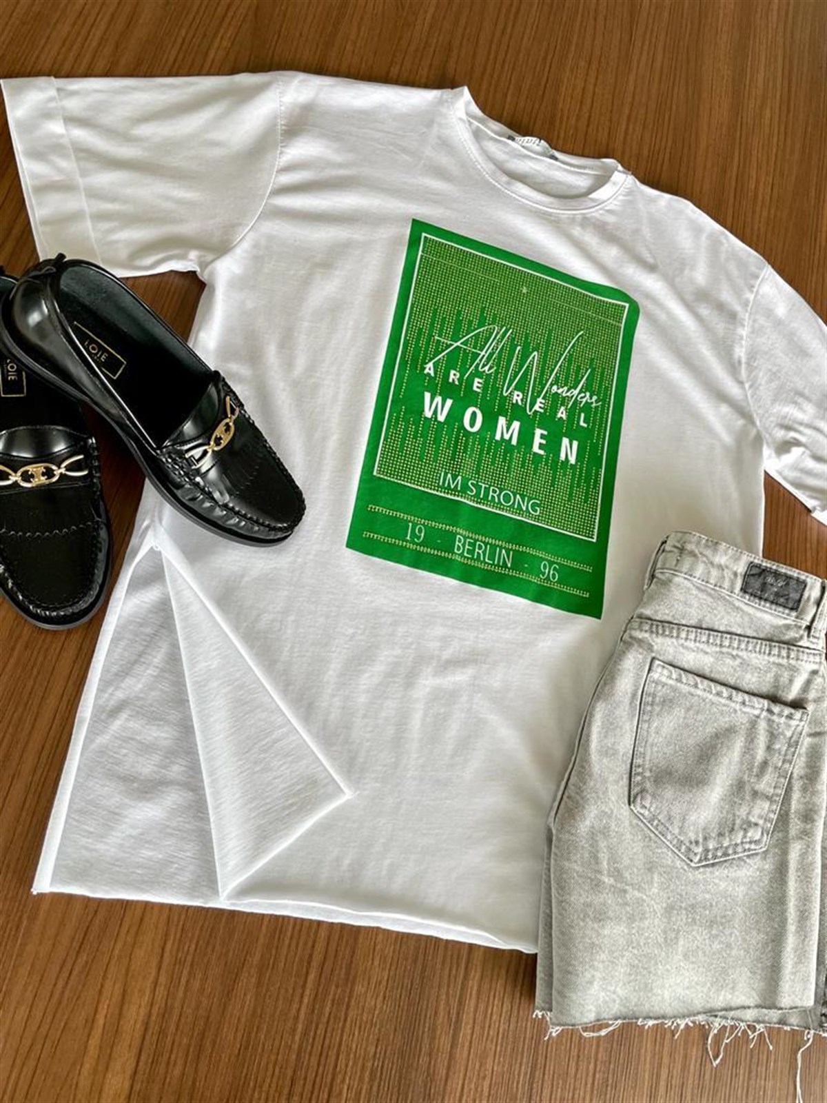 Yazı Detaylı İşlemeli Tshirt
