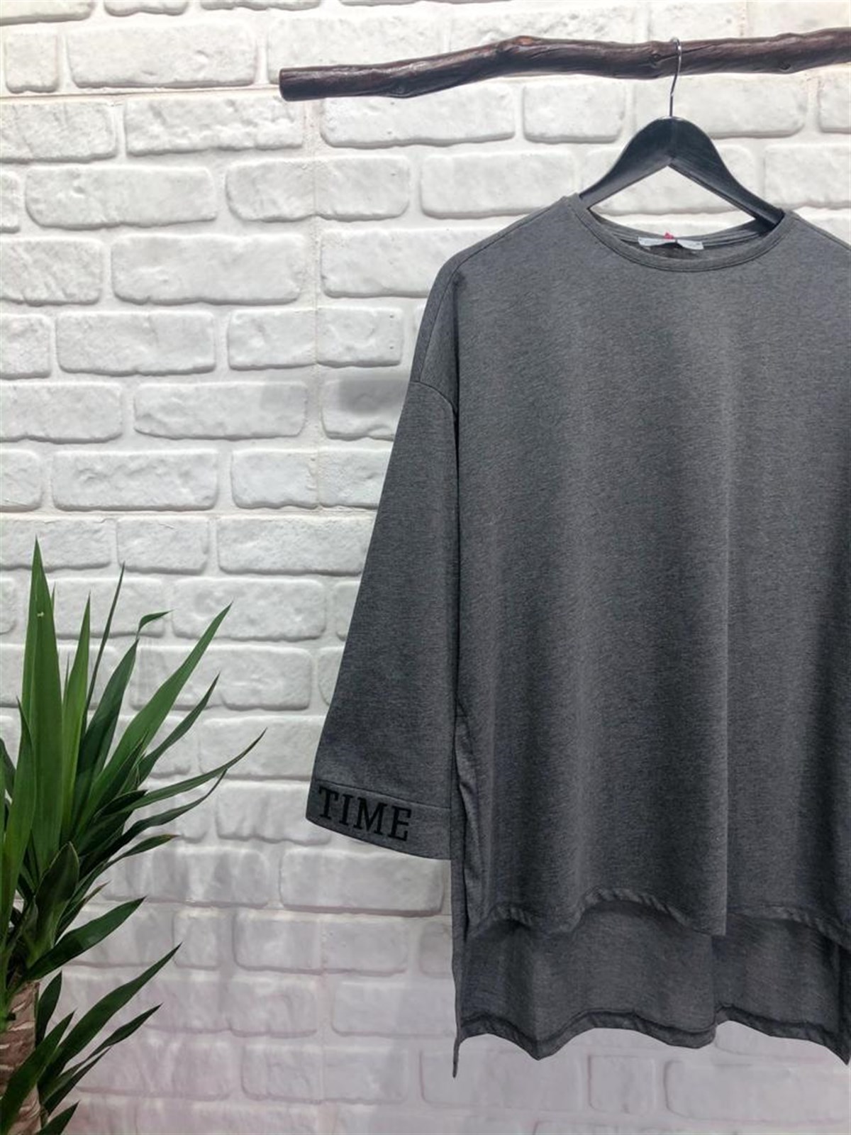 Yırtmaçlı Kolu Baskı Detaylı Tshirt (ANTRASİT)