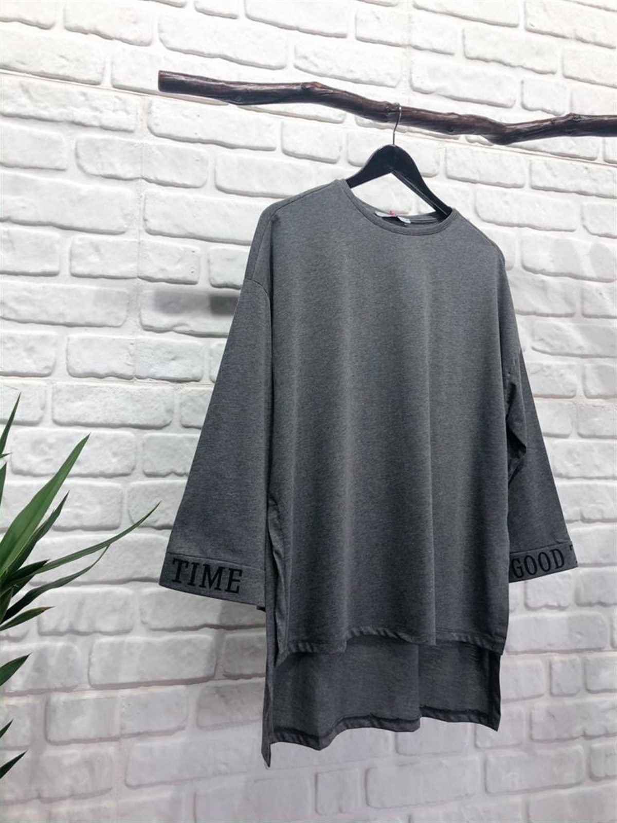 Yırtmaçlı Kolu Baskı Detaylı Tshirt (ANTRASİT)