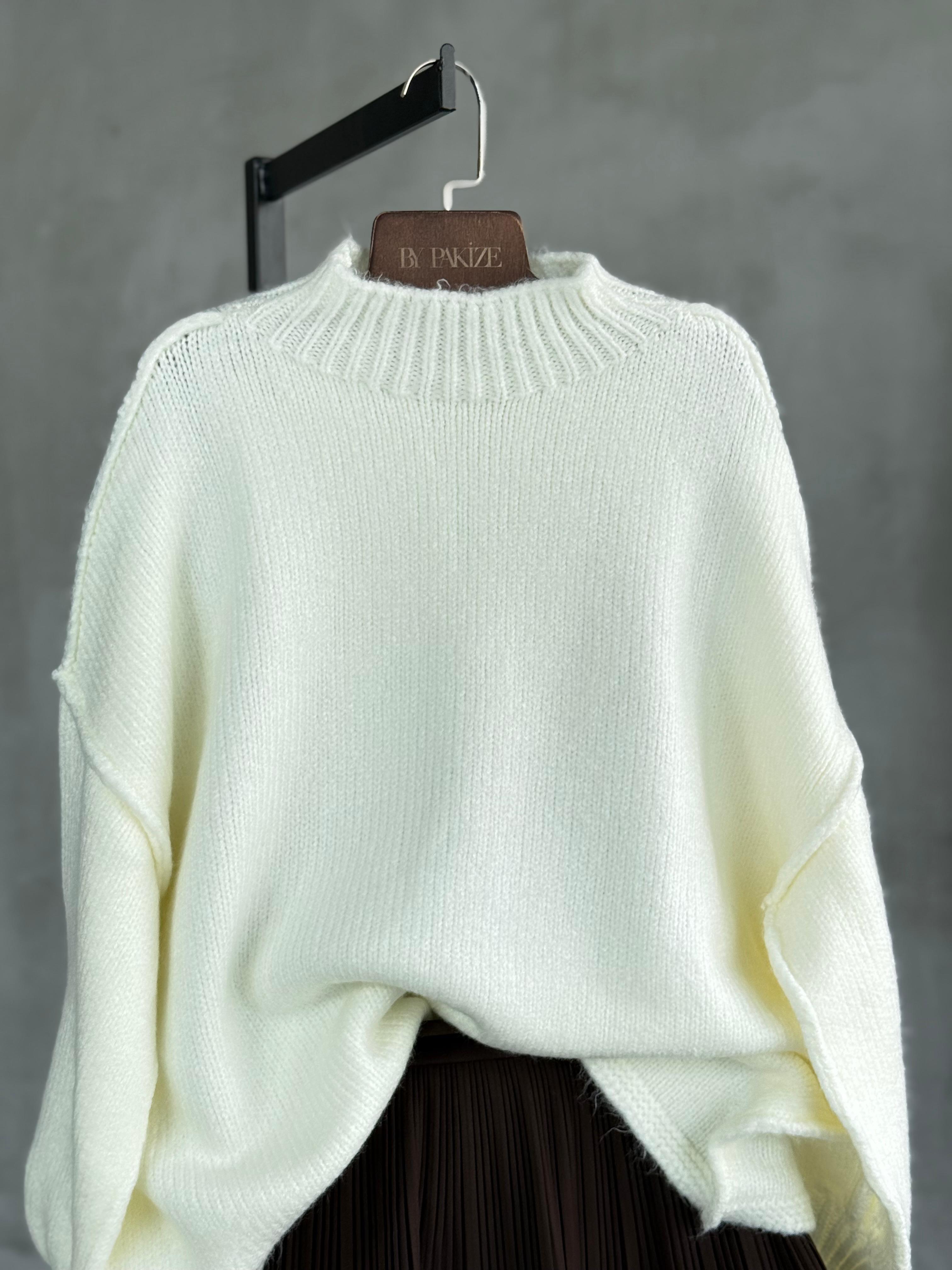 Yumoş Dış Dikişli Oversize Kazak (Beyaz)