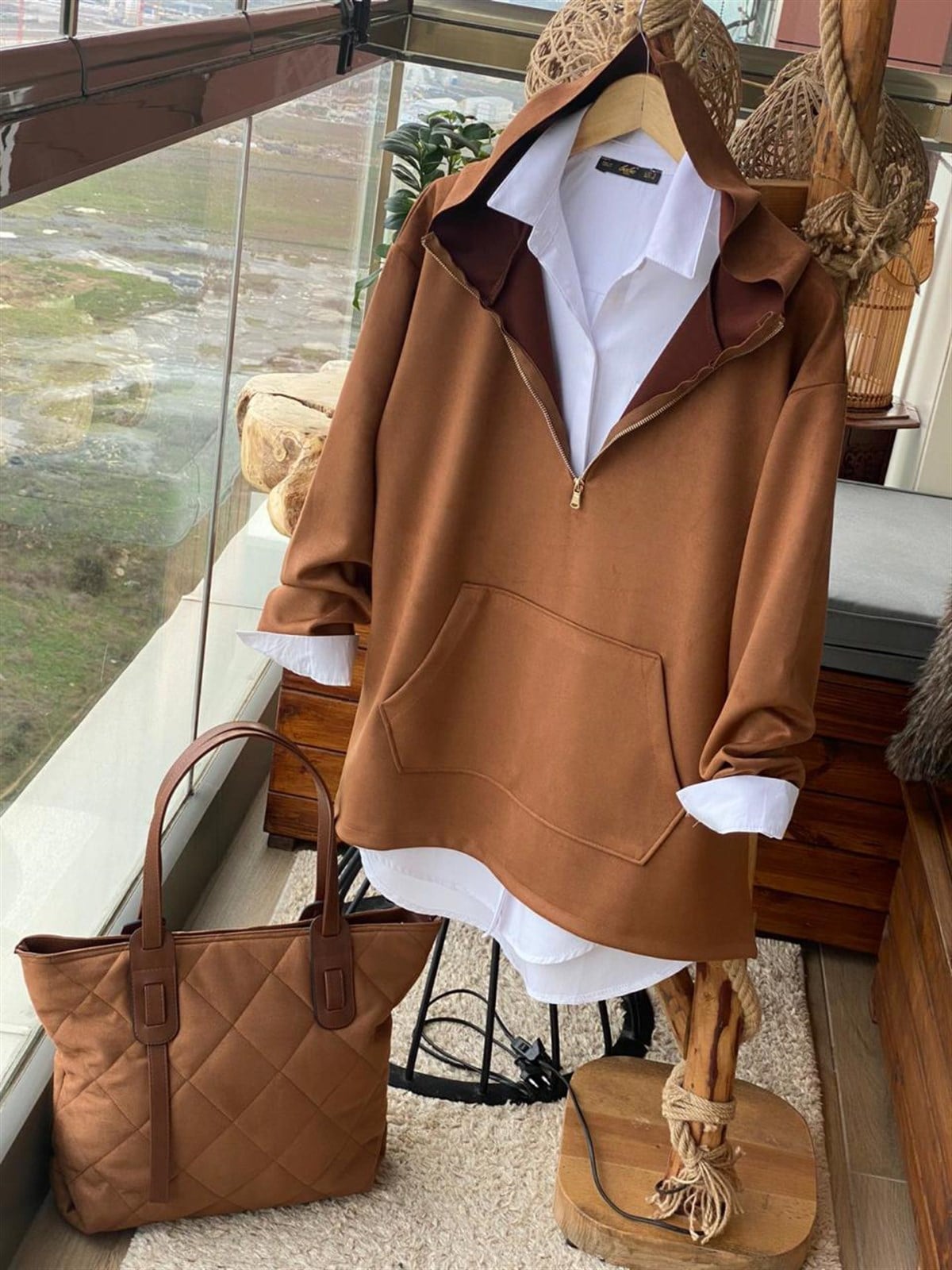 Yumuşak Nubuk Kumaş Önden Cepli Sweatshirt (TABA)