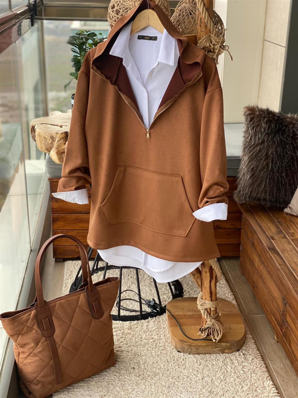 Yumuşak Nubuk Kumaş Önden Cepli Sweatshirt (TABA)