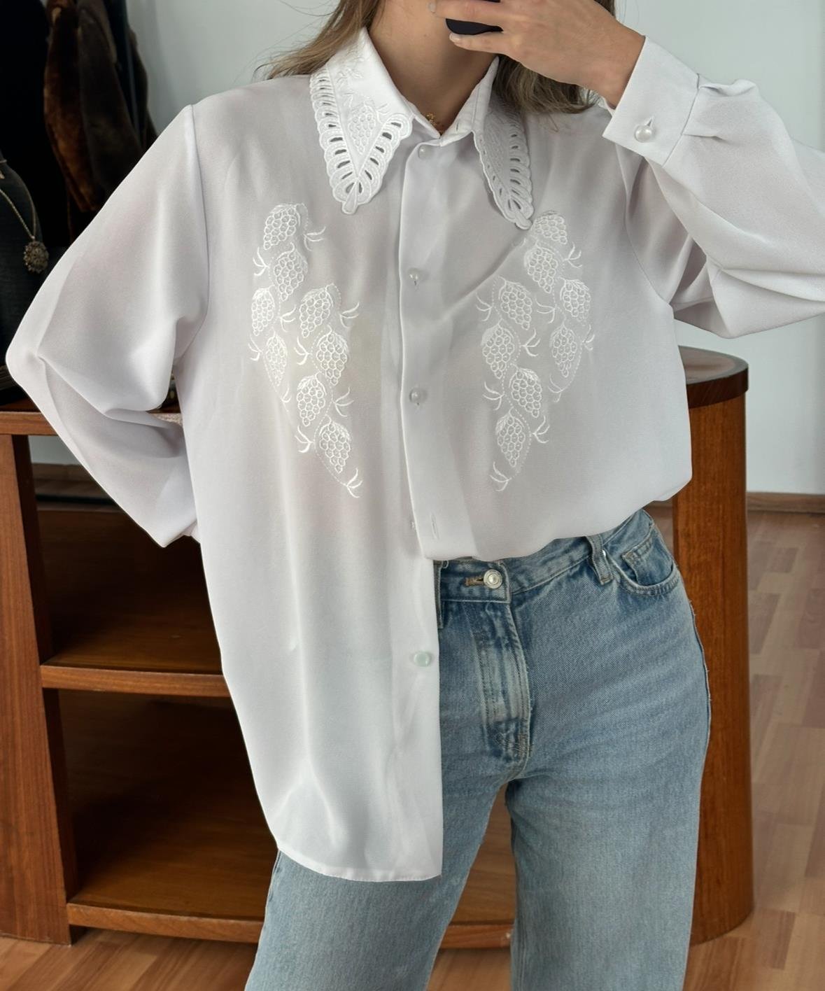 BEYAZ DANTEL İŞLEMELİ GÖMLEK