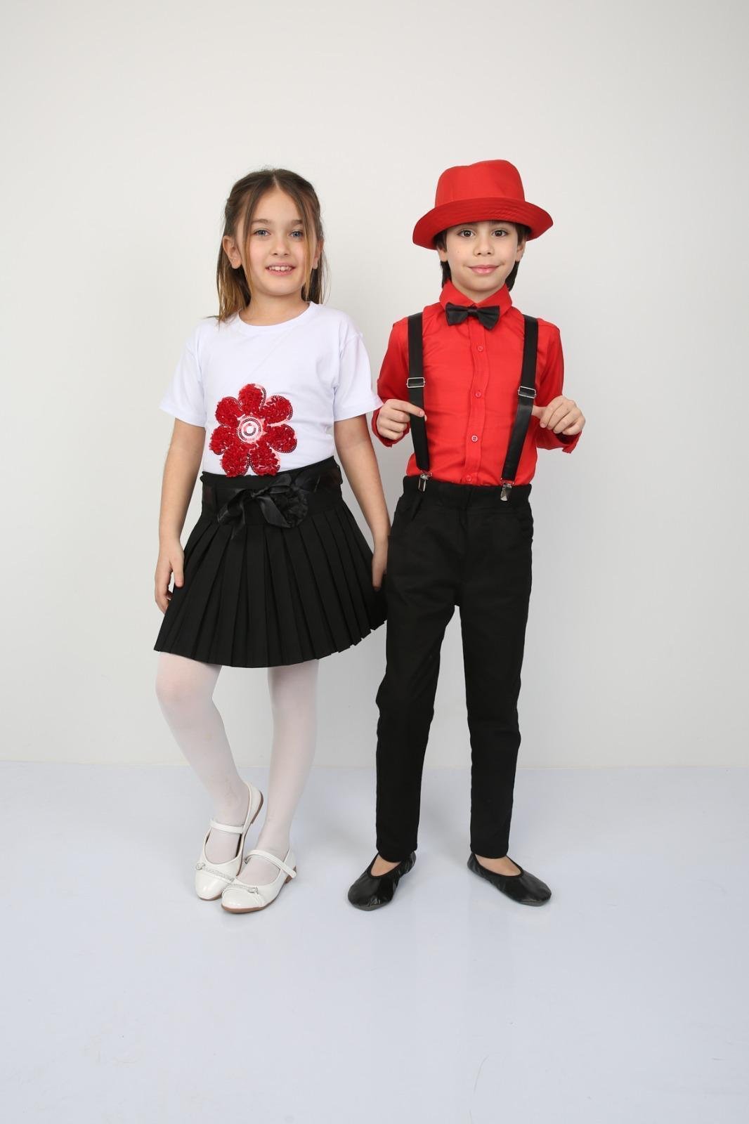 23 Nisan Kız Çocuk Çiçekli Kırmızı T-shirt Siyah Pileli Etek Kombin Erkek Çocuk Gömlek Pantolon Takım Gösteri Kıyafetleri