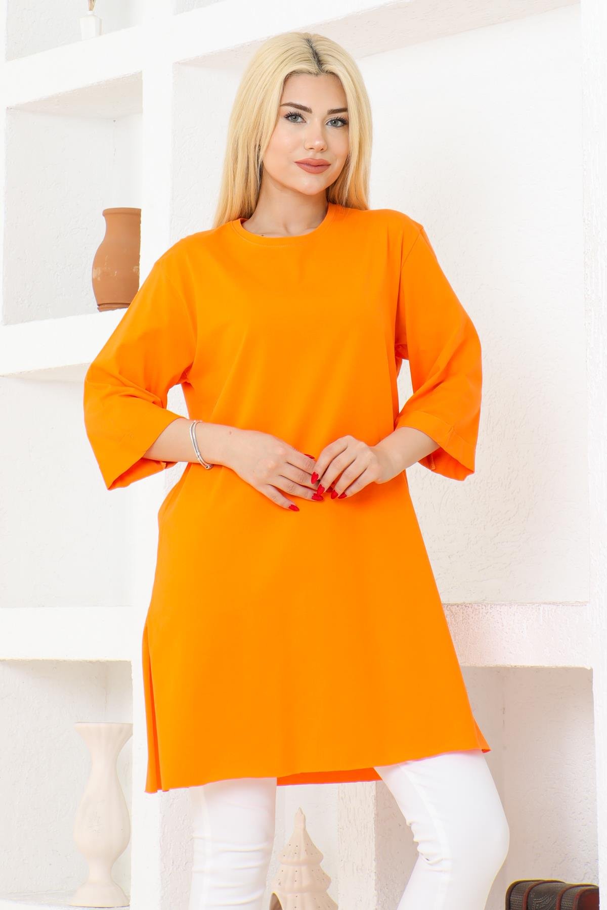 KADIN OVERSİZE RAHAT KALIP KISA KOL DÜZ BASİC YANDAN YIRTMAÇLI İÇLİK TURUNCU RENK T-SHIRT