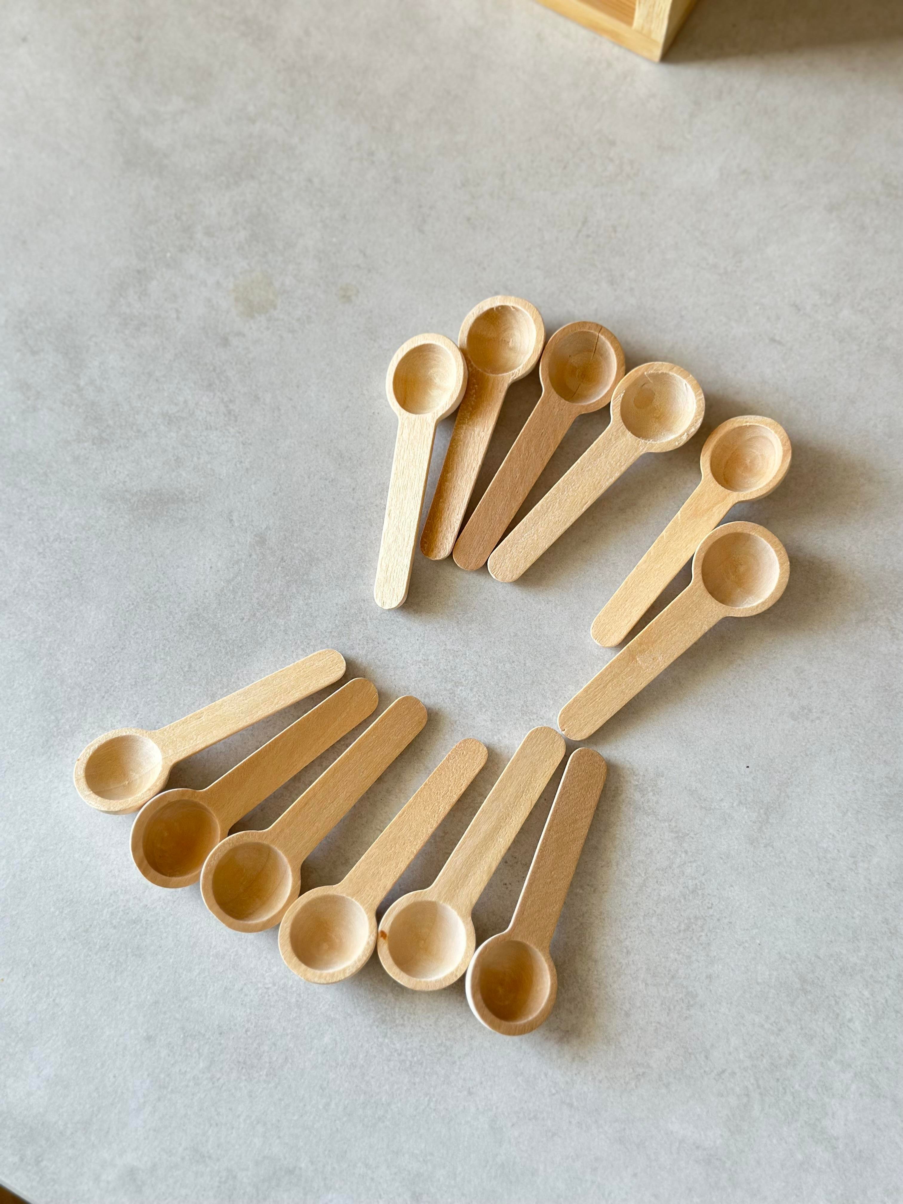 12'li Bambu Vakum Kapaklı Baharatlık ve Tezgah Üstü Bambu Stand (25 adet etiket) + 12 adet kaşık