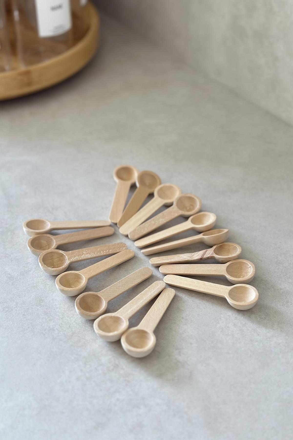 16'lı Bambu Vakum Kapaklı ve Döner Standlı Baharatlık Seti (25 Adet Etiket) + 16 adet ahşap kaşık