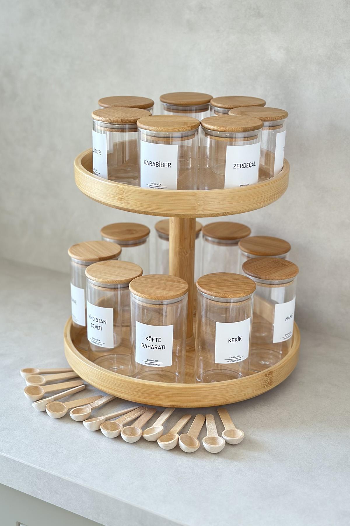 16'lı Bambu Vakum Kapaklı ve Döner Standlı Baharatlık Seti (25 Adet Etiket) + 16 adet ahşap kaşık