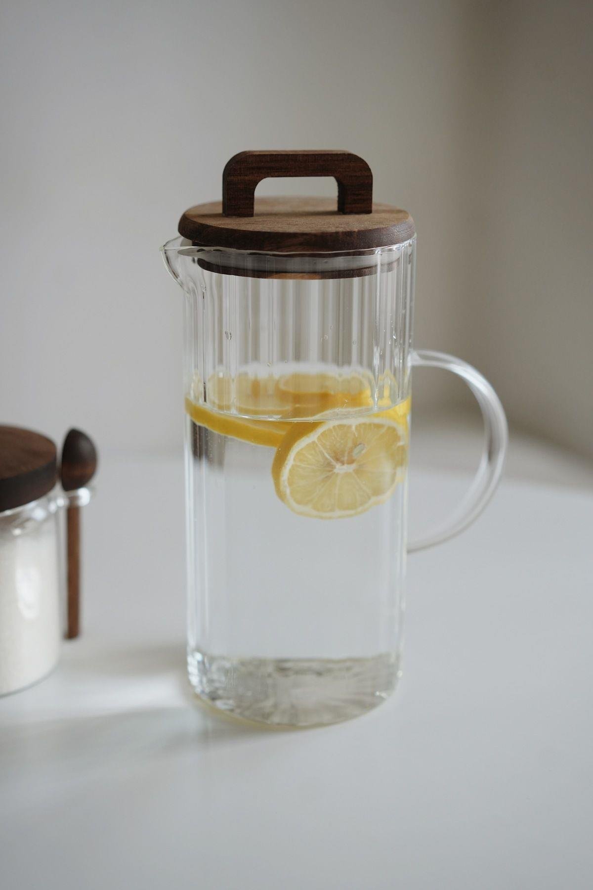 Akasya Kapaklı Borosilikat Cam Çizgili Çizgili Model Sürahi (1300ml)
