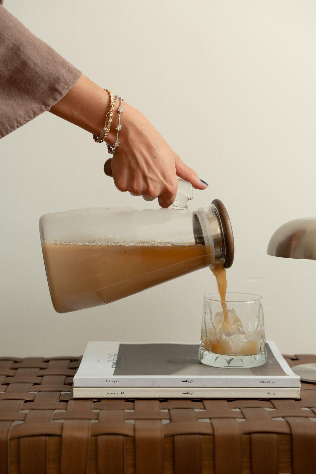 Akasya Saplı ve Kapaklı Cam Düz Sürahi / Filtre Kapak (Model 1)