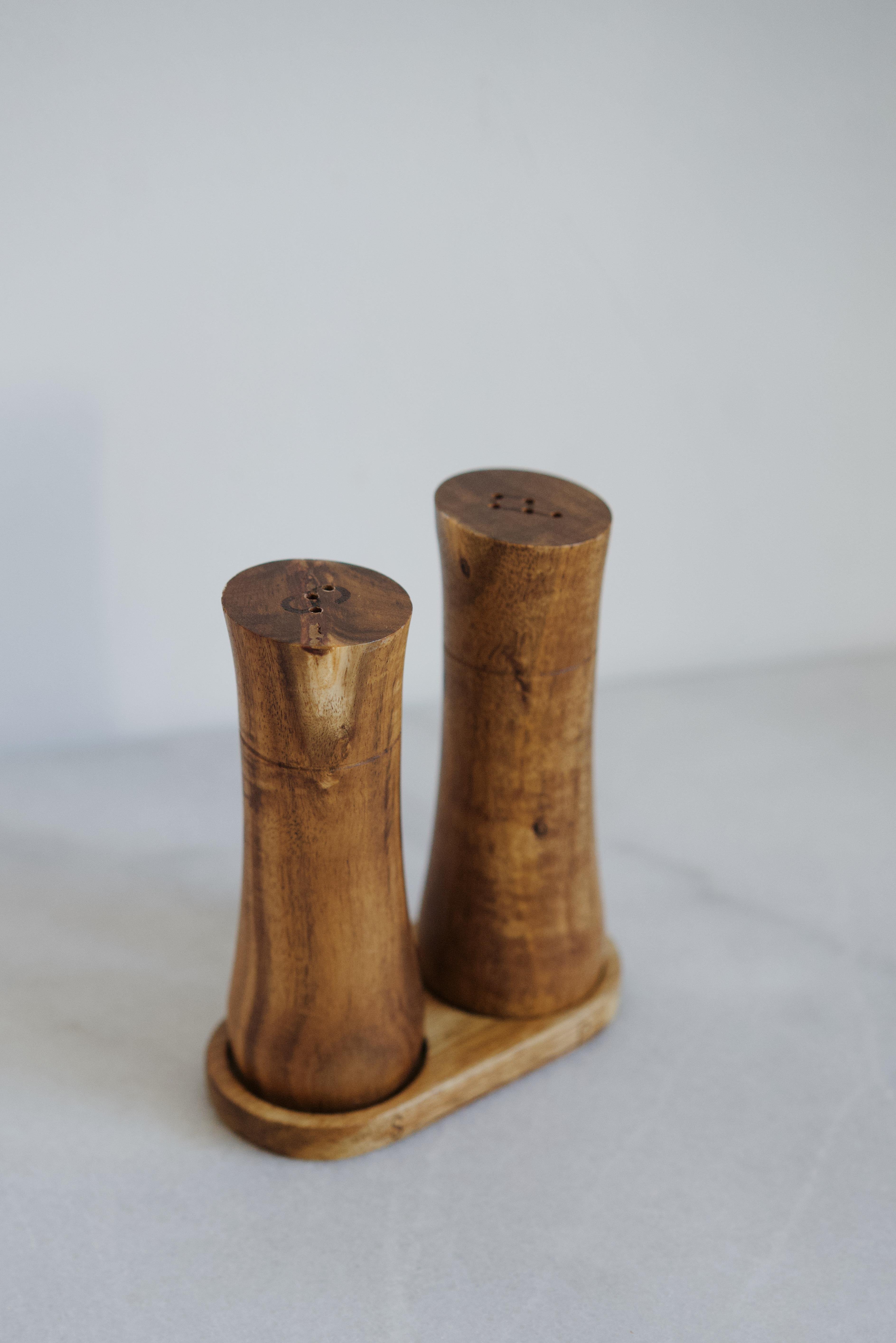 Akasya Standlı Tuzluk&Biberlik