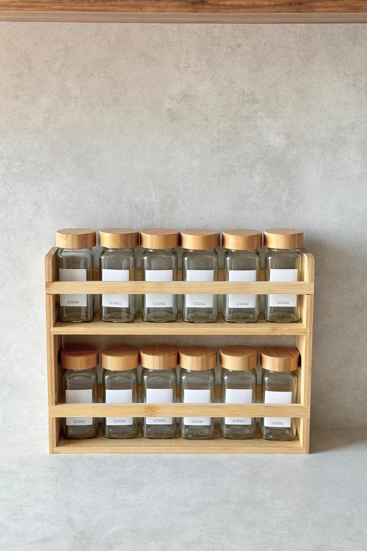 Bambu Standlı ve Bambu Kapaklı 12'li Kare Baharatlık Seti (25 adet etiket)