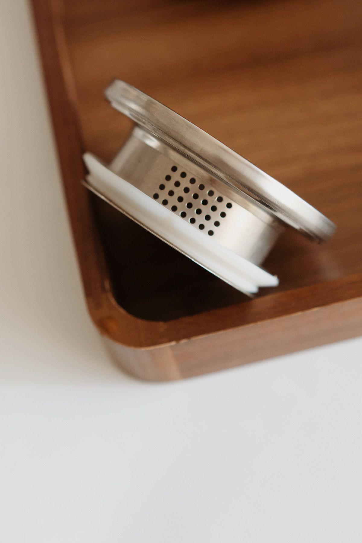 Metal Filtre Kapaklı Cam Sürahi