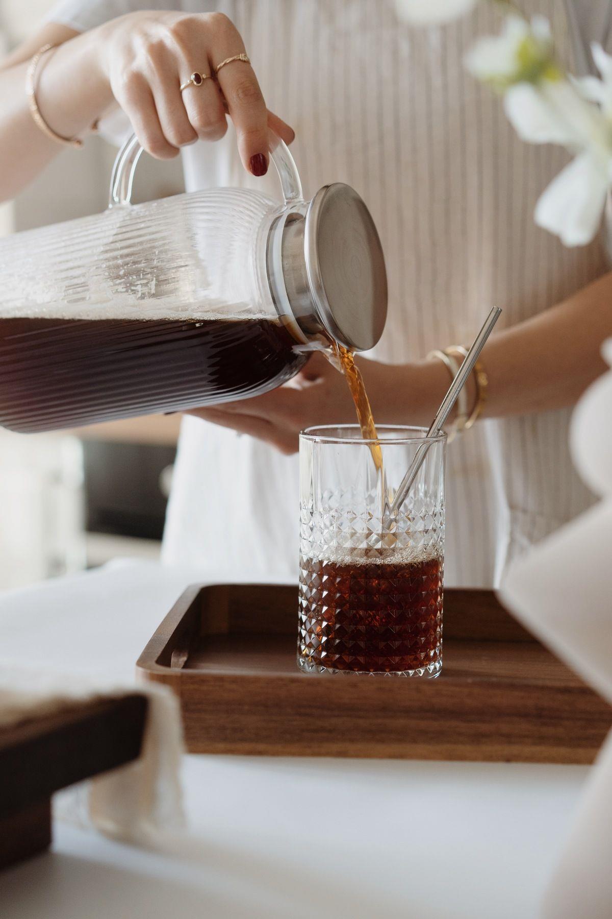 Metal Filtre Kapaklı Cam Sürahi