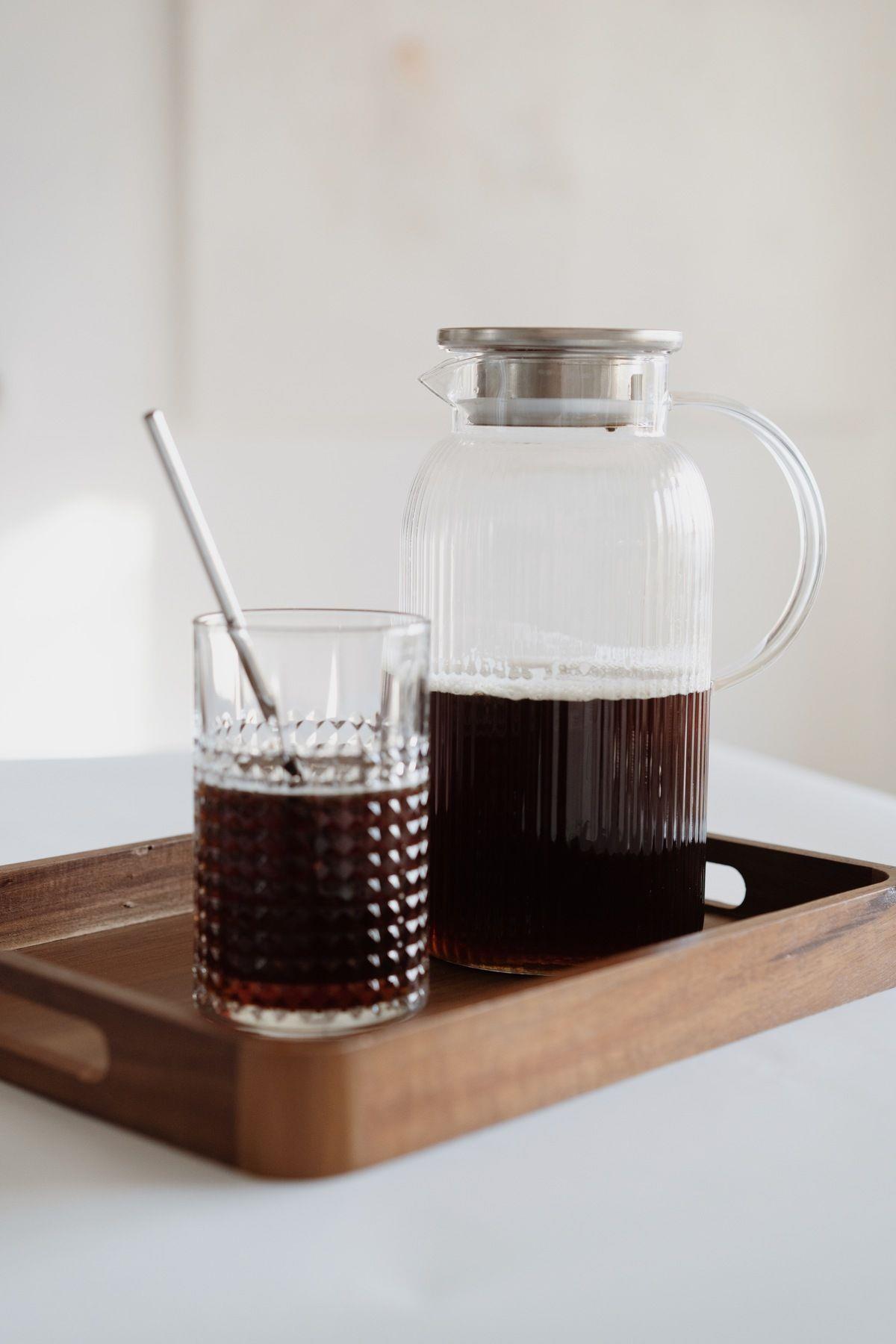 Metal Filtre Kapaklı Cam Sürahi