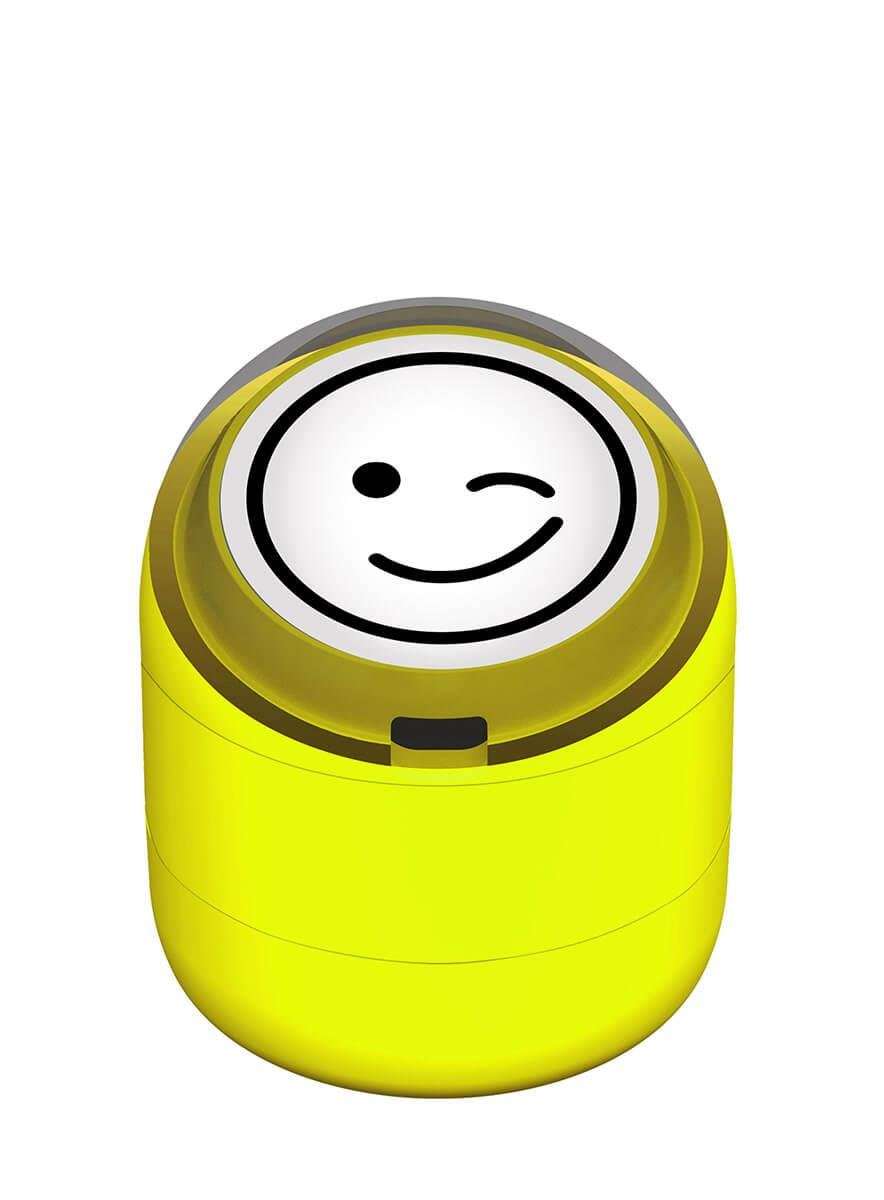 Göz Kırpan Gülen Emoji Motivasyon Kaşesi 22mm Yuvarlak Teknobutik.com'da