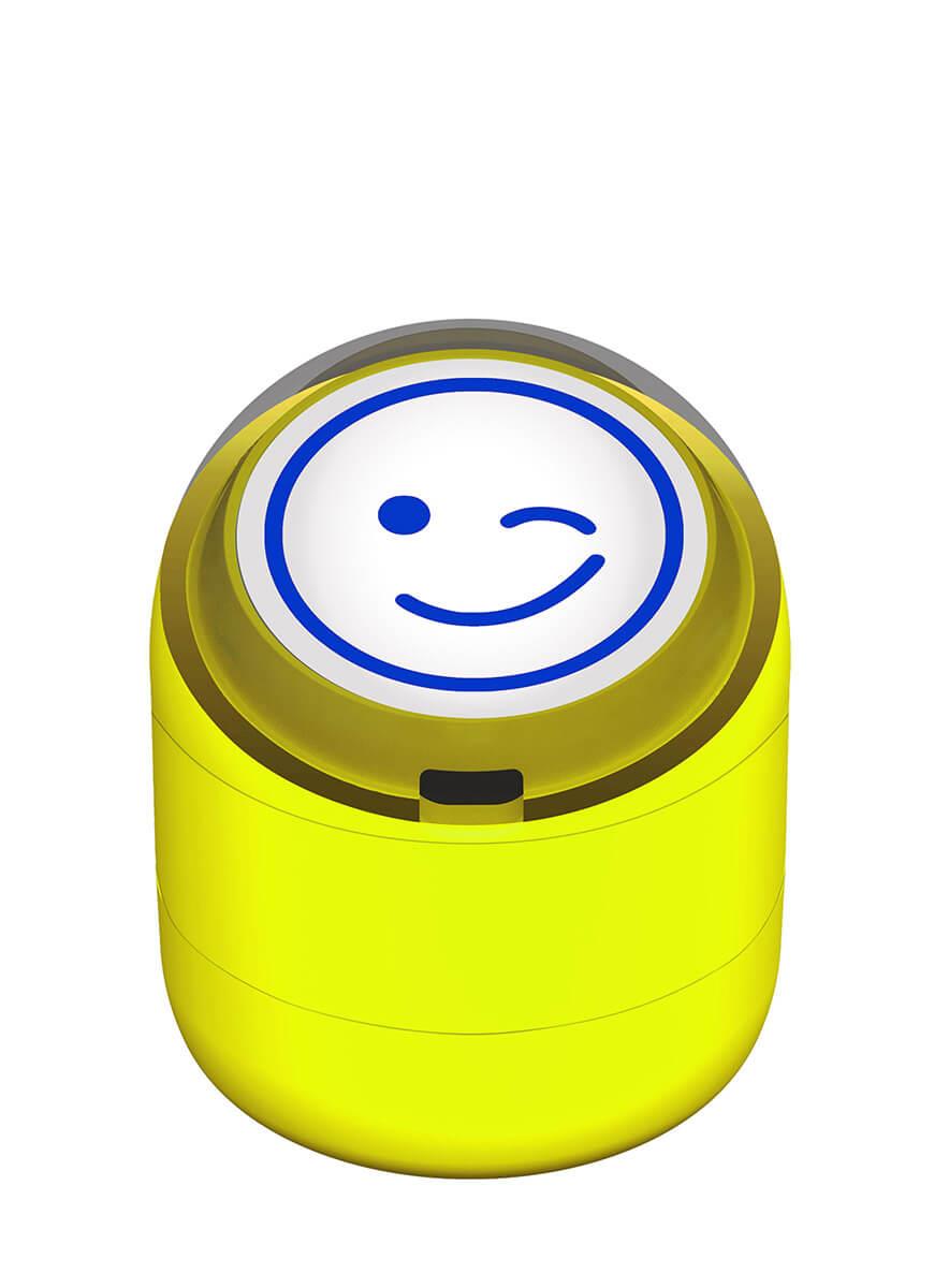 Göz Kırpan Gülen Emoji Motivasyon Kaşesi 22mm Yuvarlak Teknobutik.com'da