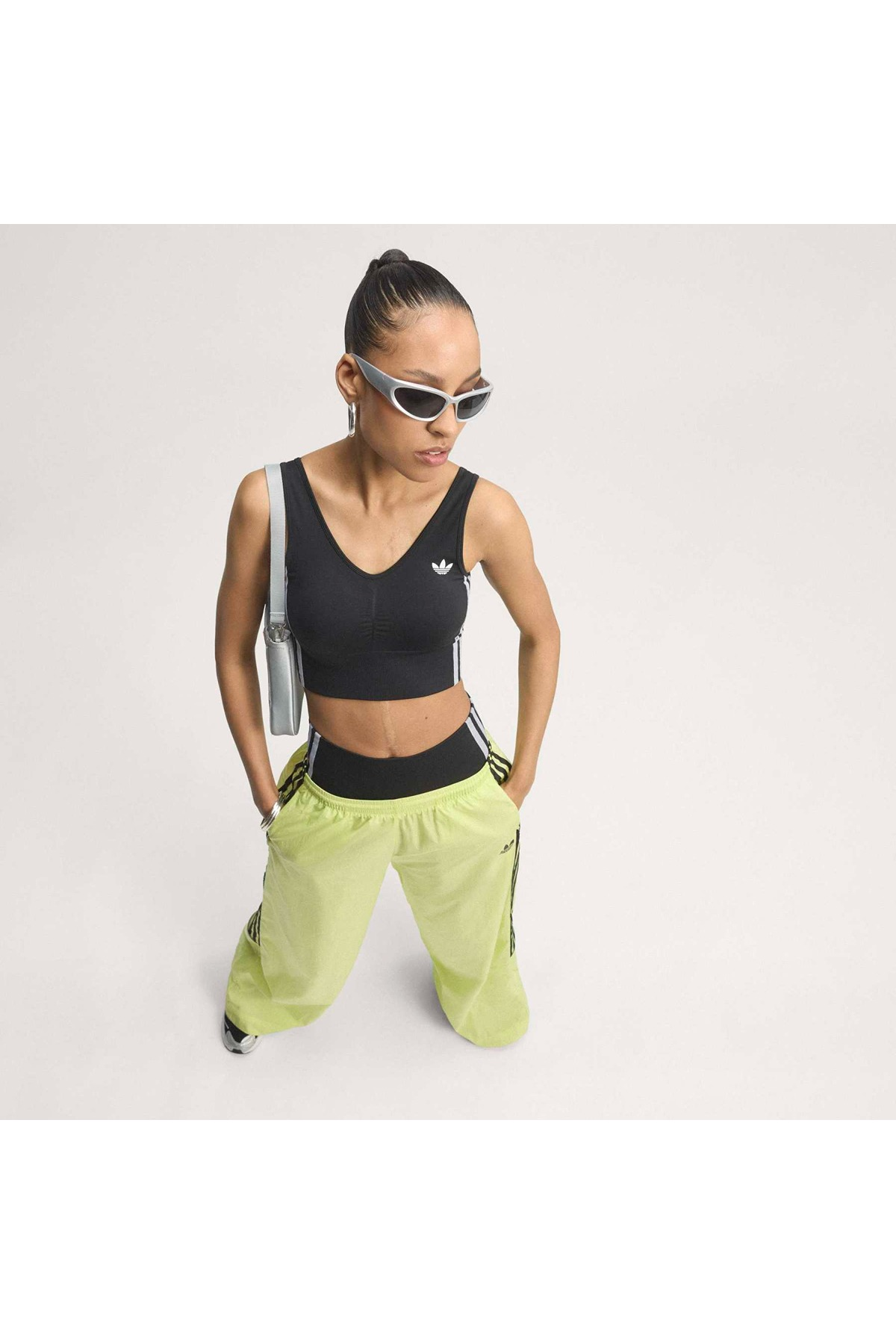 adidas Kadın Büstiyer ESSENTIALS 3 STRIPES SEAMLESS BRALETTE KZ4109