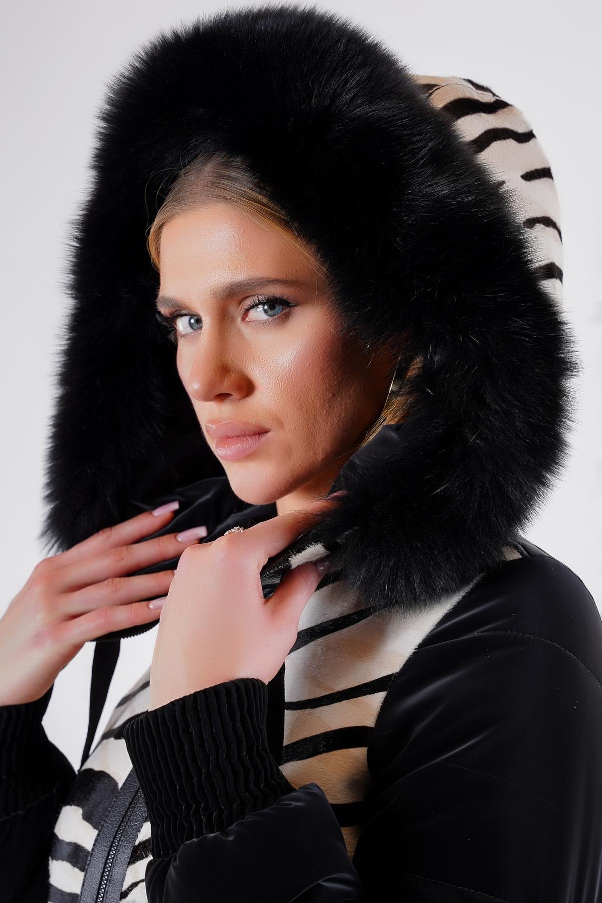 Siyah Fox Kürk Aksesuarlı Hakiki Zebra Deri Desenli Puffer MontMont
