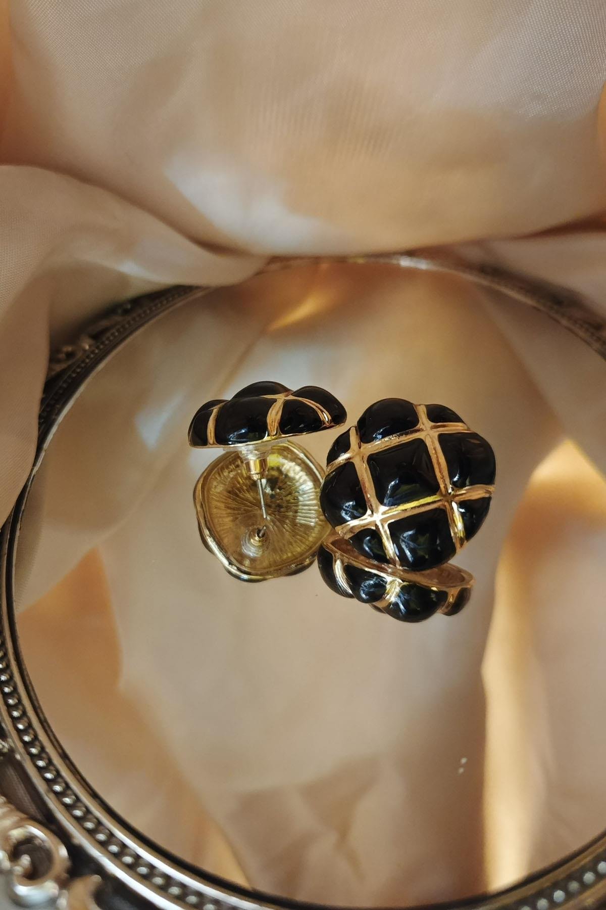 Eswomes Gold Detaylı Baklava Desen Küpe Siyah
