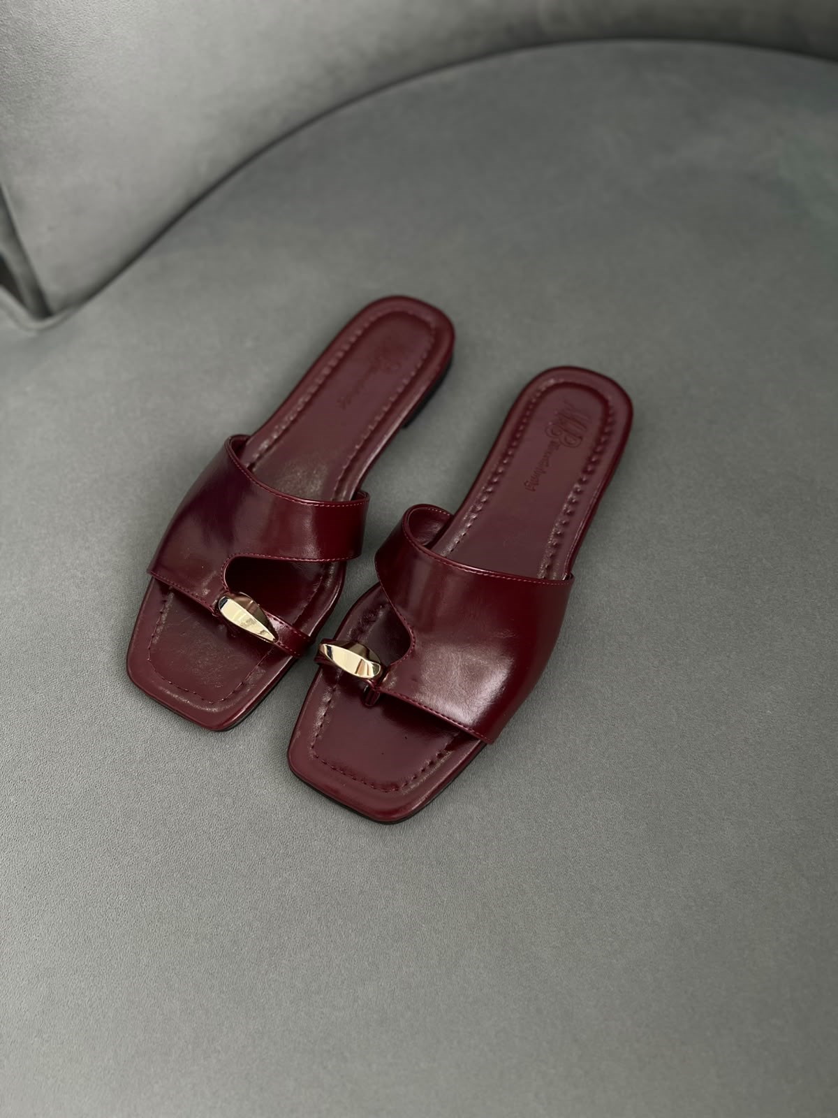 Aksesuar Detaylı BORDO Pencereli Kadın Terlik