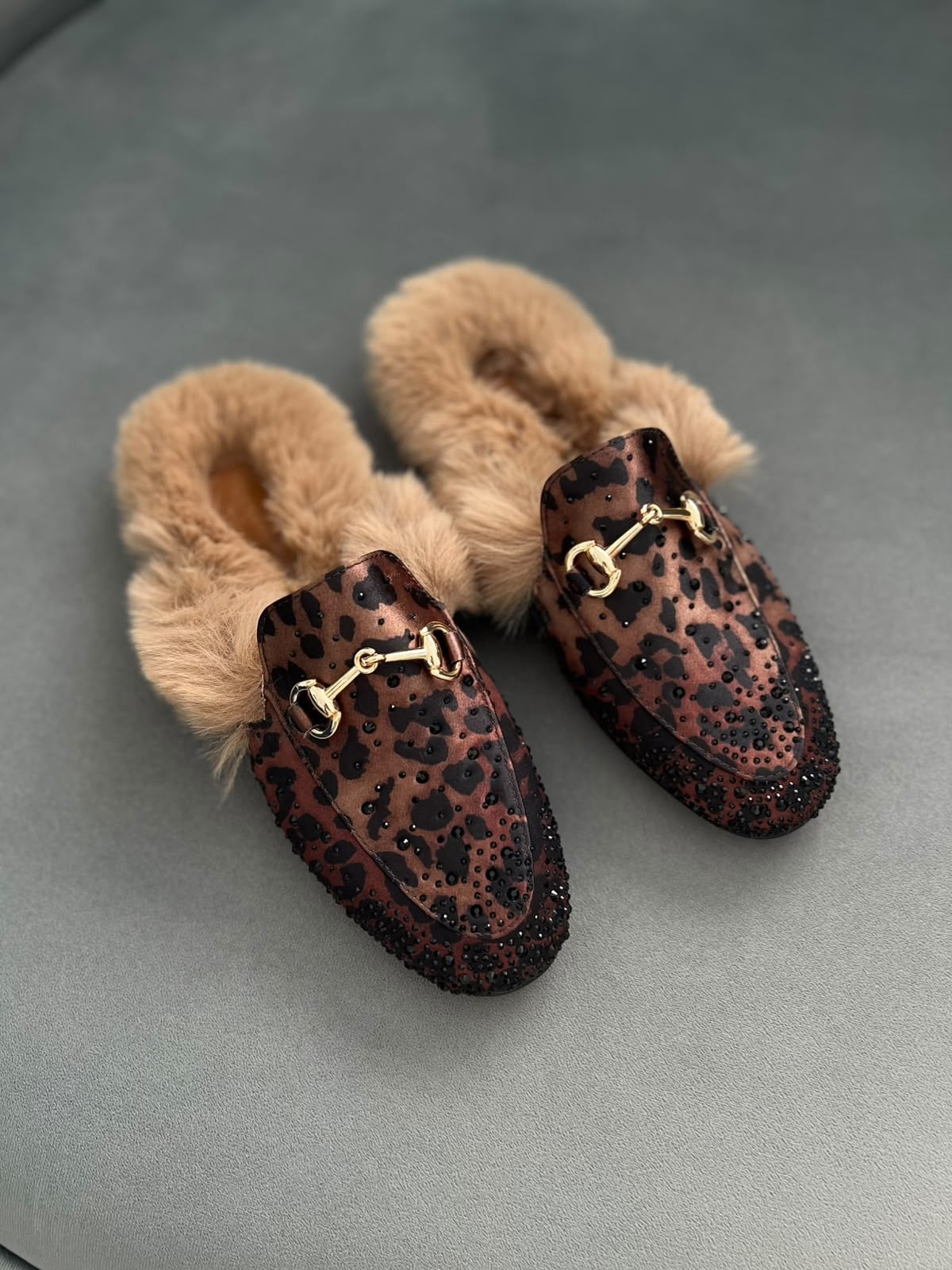 Leopar renk 36–43 numara arası, tam kalıp, süet taşlı kadın terlik. Şık taş detayları ve yumuşak kürk iç yapısıyla hem rahat hem gösterişli bir model.