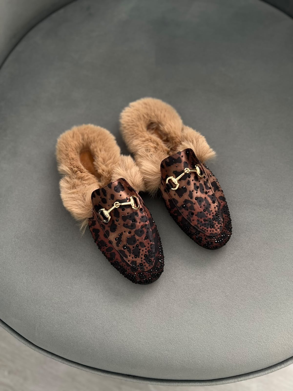Leopar renk 36–43 numara arası, tam kalıp, süet taşlı kadın terlik. Şık taş detayları ve yumuşak kürk iç yapısıyla hem rahat hem gösterişli bir model.