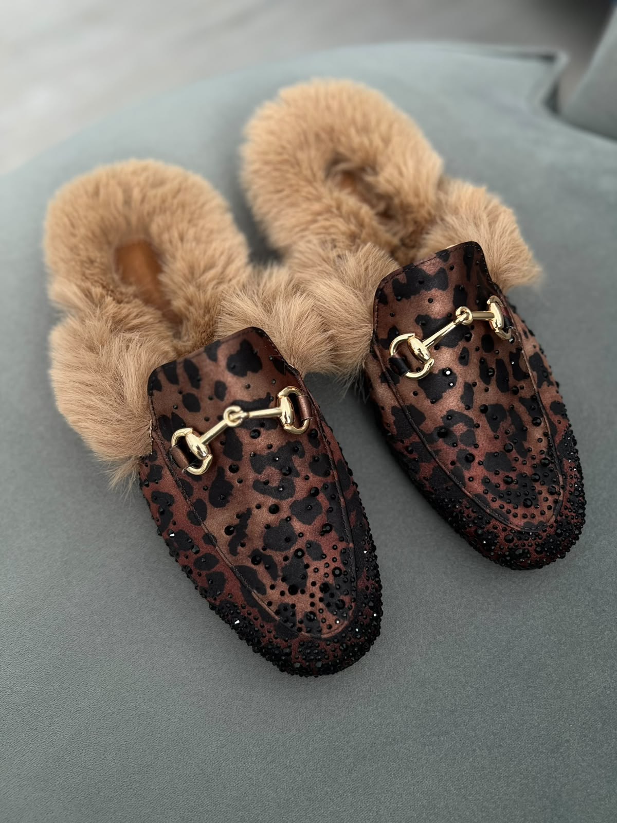 Leopar renk 36–43 numara arası, tam kalıp, süet taşlı kadın terlik. Şık taş detayları ve yumuşak kürk iç yapısıyla hem rahat hem gösterişli bir model.