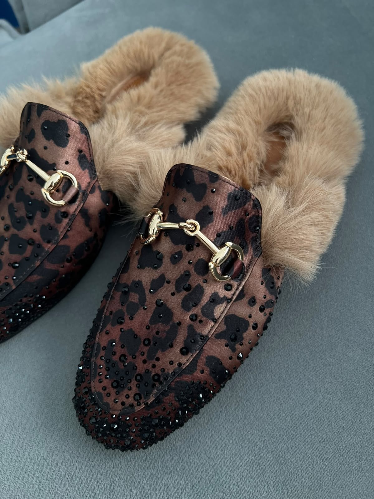 Leopar renk 36–43 numara arası, tam kalıp, süet taşlı kadın terlik. Şık taş detayları ve yumuşak kürk iç yapısıyla hem rahat hem gösterişli bir model.