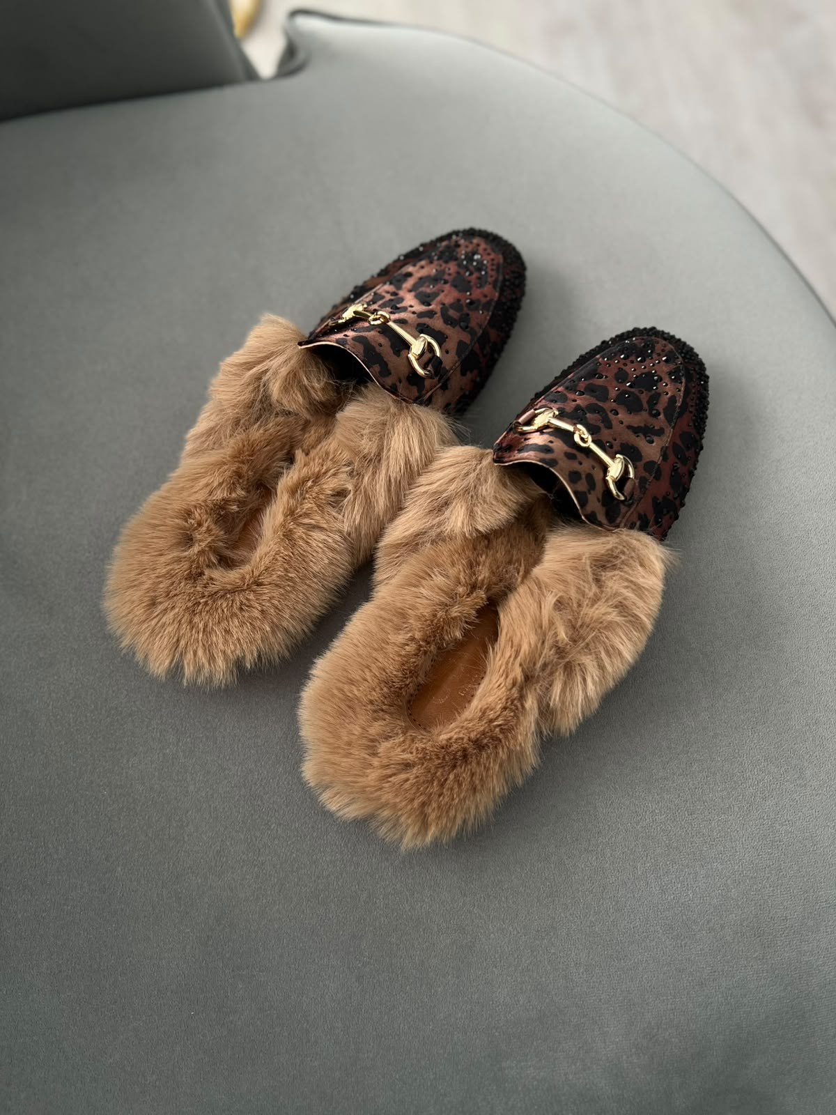 Leopar renk 36–43 numara arası, tam kalıp, süet taşlı kadın terlik. Şık taş detayları ve yumuşak kürk iç yapısıyla hem rahat hem gösterişli bir model.
