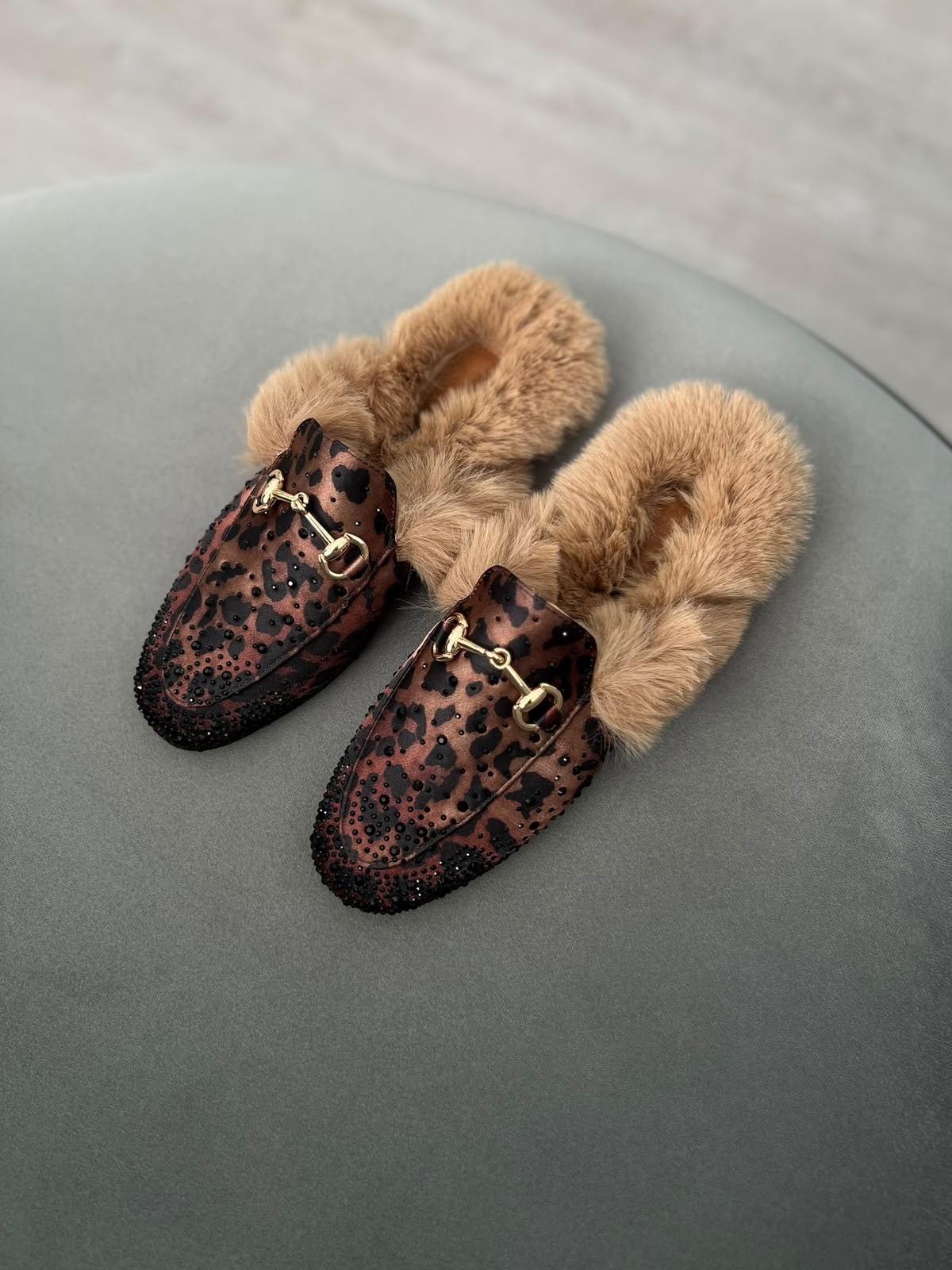 Leopar renk 36–43 numara arası, tam kalıp, süet taşlı kadın terlik. Şık taş detayları ve yumuşak kürk iç yapısıyla hem rahat hem gösterişli bir model.